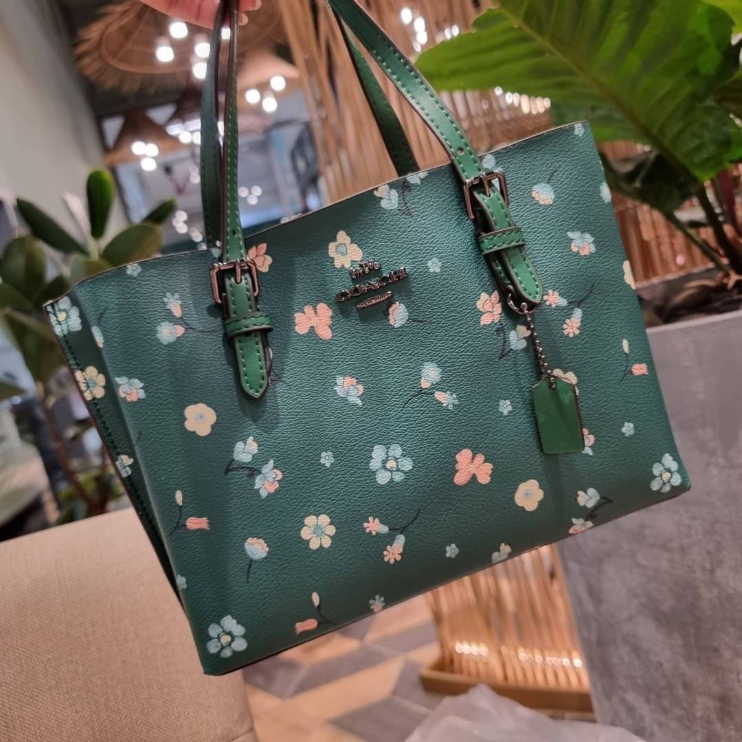 COACH C8613 MOLLIE TOTE 25 WITH MYSTICAL FLORAL PRINT คอลใหม่ล่าสุด ยังไม่เข้า shop ไทย สวยๆแบบไม่ต้องรอพรีฯให้ยาวนาน กับกระเป๋าโท้ทไซส์เล็กที่สาวๆต่างก็ต้องปักใจรัก สวยสมใจ ดีไซน์ลวดลายดอกไม้ คละเคล้าเต็มใบ สีสันสดใส น่าใช้สุดๆ วัสดุหนังแคนวาส ภายในโล่งก