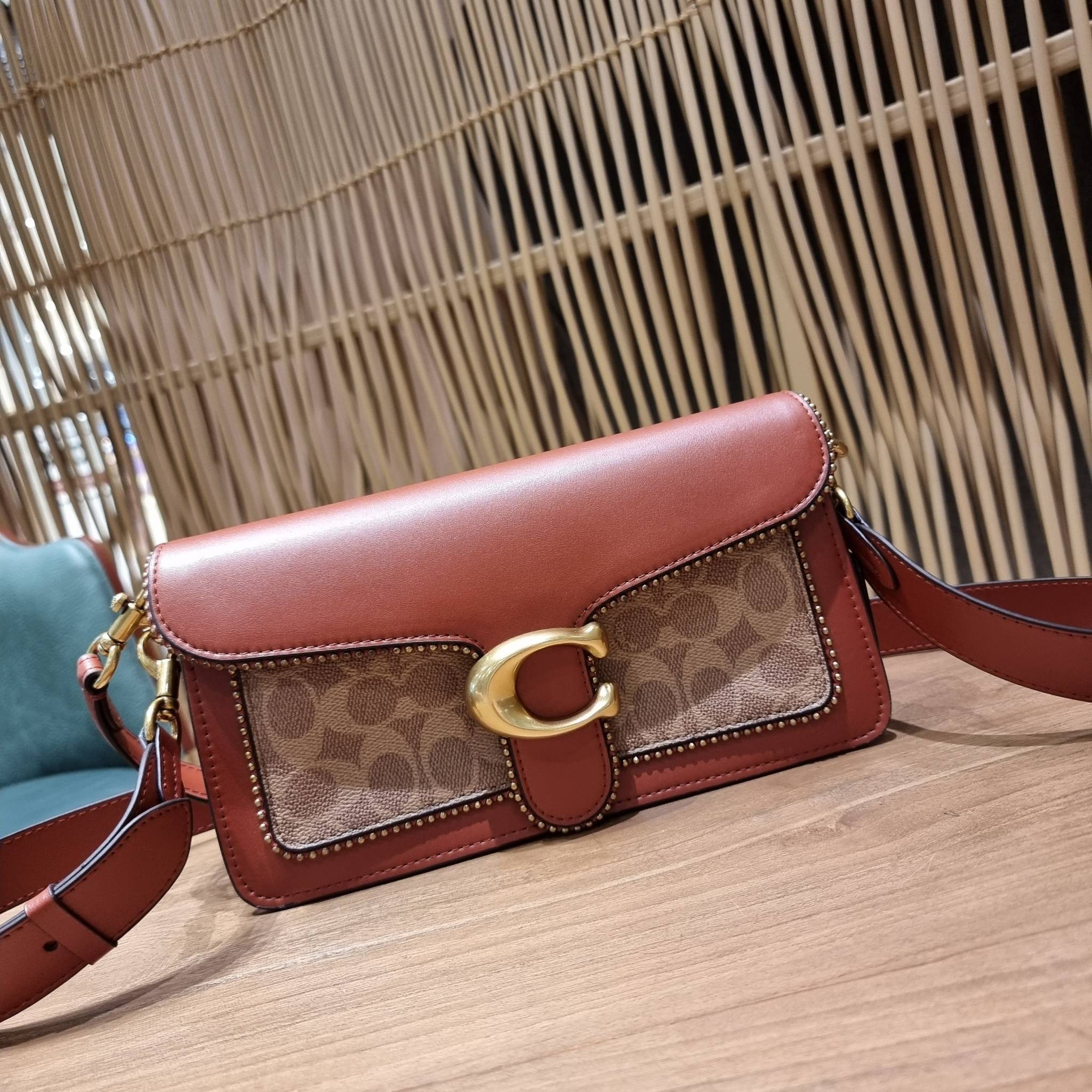 COACH TABBY SHOULDER BAG 26 IN SIGNATURE CANVAS WITH BEADCHAIN (6793,91215) กระเป๋าสะพายไหล่ ดีไซน์วินเทจย้อนยุค สวยคมชัด คลาสสิคใช้ได้ทุกลุค วัสดุหนังแท้สลับหนังแคนวาสเคลือบลาย เปิด-ปิดด้วยแม่เหล็กในตัว รับรองแน่นหนา ด้านหลังมีช่องแยก ภายในเป็นช่องโล่ง ข