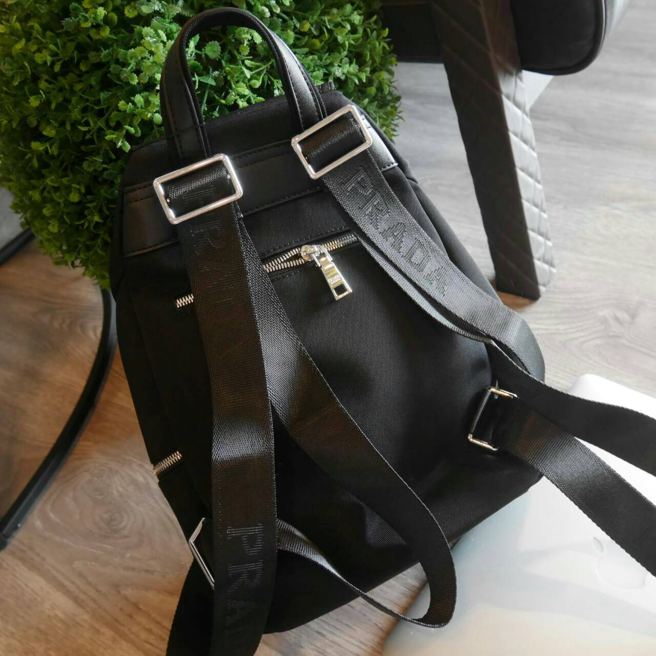 มาละค้า รุ่นที่สายลุยรอคอยกับ Prada backpack จากงานพรีเมี่ยมกิ้ฟจากเคาร์เตอร์ต่างประเทศมาค้า วัสดุ Canvas ผสม Nylon **คุณภาพดี แข็งแรง ทนทาน กันน้ำได้ อะไหล่เงิน เงาวับ! ทั้งใบ **สวยหรูมากคะ มีช่องใส่ของแยกซิปหลายช่อง สุดคุ้ม ด้านในบุด้วยผ้าซับในปั้มแบรนด