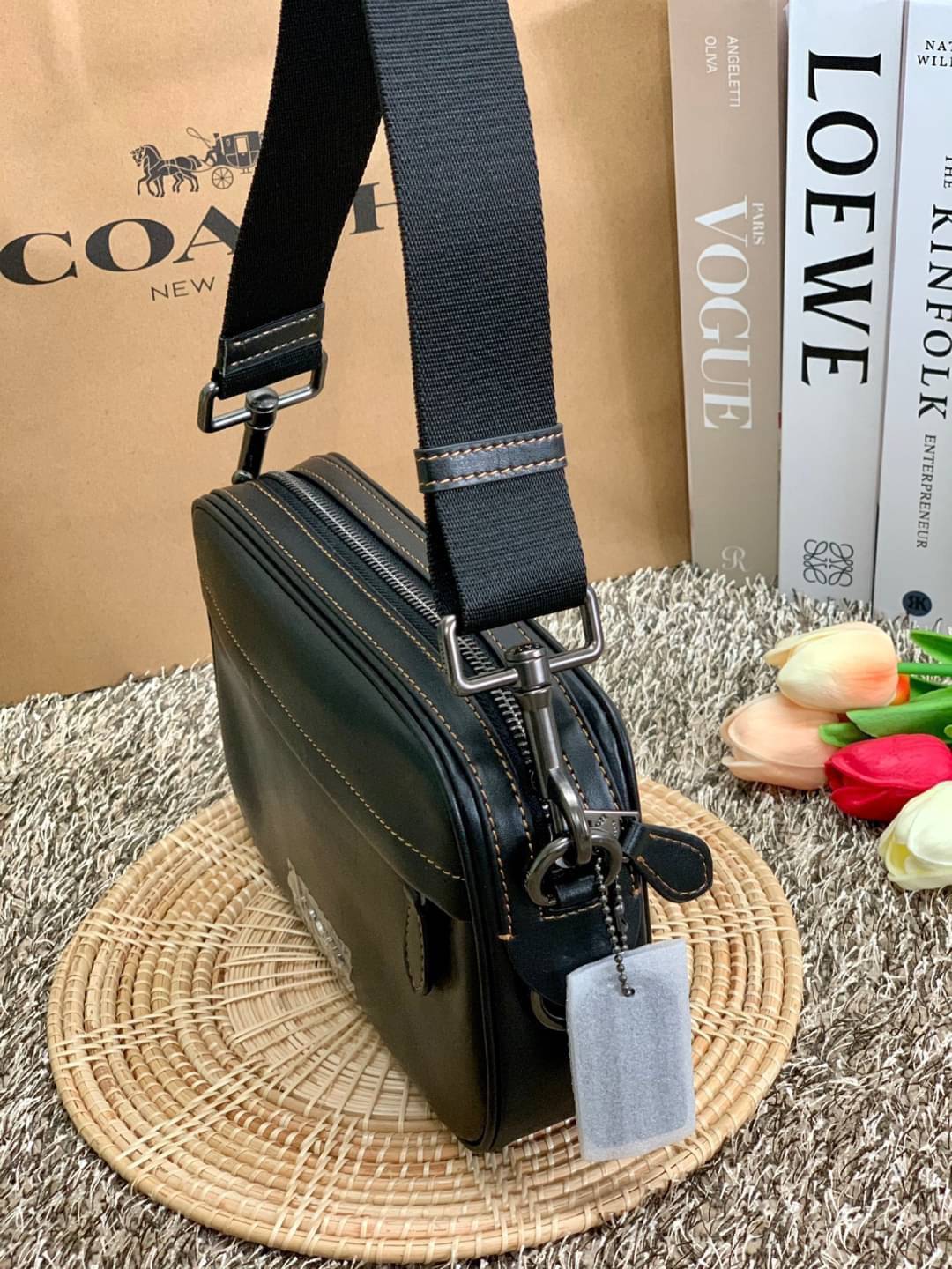 3สีเข้าใหม่งานคุณภาพอีกแล้วคับท่านน ทั้งสี ทั้งหนังสวยมากๆค่าา!! COACH GRAHAM CROSSBODY BAG ((39946)) พร้อมส่ง! กระเป๋าสะพายแบบครอสบอดี้ร์ ใช้ได้ทั้งชาย//หญิง หนังแท้อย่างดี เรียบหรูค่ะ ด้านหน้ามีช่องซิปซ่อนให้หนึ่งช่อง ช่องซิปหลักกว้าง ใส่ของจำเป็นได้ครบ