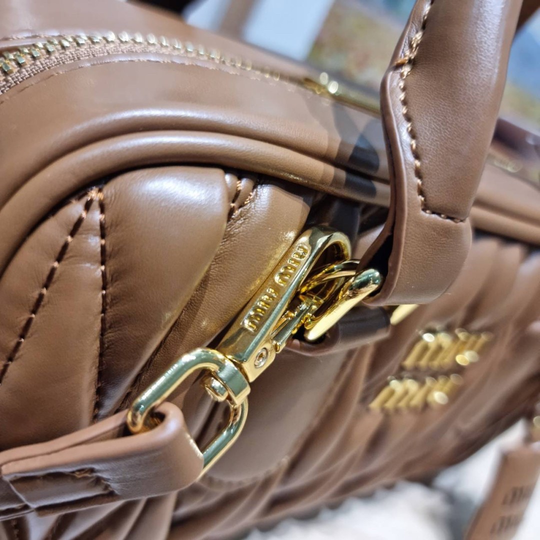 MIU MIU ARCADIE METELASSE LEATHER BAG กระเป๋าถือ/สะพายสุดชิค คุ้มมากไม่อยากให้พลาดน้า