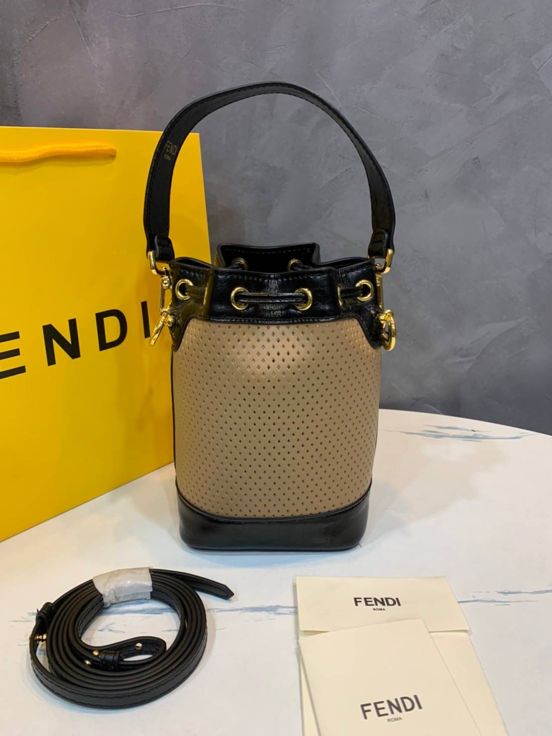 FENDI Mon Tresor mini bucket bag กระเป๋าถือทรงขนมจีบสุดคิ้วท์ หรือสะพายไหล่ วัสดุหนังแท้อย่างดี รุ่นใหม่ล่าสุด สวยหรู ดูแพง คุณนายสุดไปเลยค่า ถือแล้วสวยมากๆ จุของได้กำลังดี ทรงนี้ต้องมีติดตู้ไว้สักใบนะคะ!