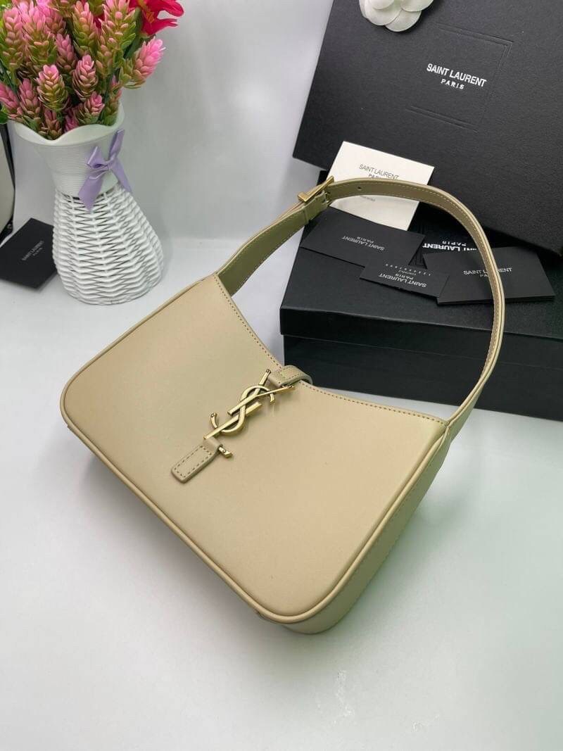 3สี VIP GIFT 】หนังแท้ Saint Laurent Le 5 à 7 Leather Hobo Bag รุ่นยอดนิยม รุ่นหายาก รุ่นที่สาวๆตามหา ใบนี้เลย!! สวยหรู กระเป๋าสะพายไหล่ ดีไซน์อยู่ทรง คลาสสิคแฝงความหรูด้วยโลโก้สีทองอร่ามโดดเด่น วัสดุหนังเรียบ สาวๆที่รออยู่ต้องรีบจัด รีบมีเป็นของตัวเองกันน