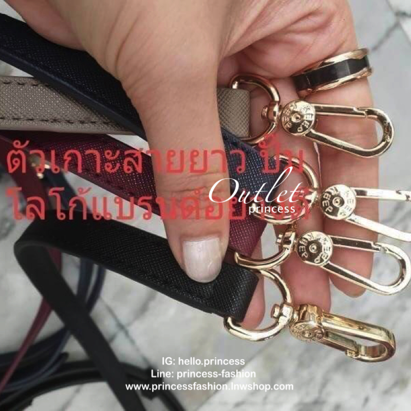 Keep Nova handbag กระเป๋าทรงสวยสุดคลาสสิคที่ทำมาจากหนัง saffiano ตัวกระเป๋าขนาดกำลังดีไม่เล็กไม่ใหญ่เกินไป หูจับยาว 3 ถึงหรือจะใช้สะพาย ท่ารำตัวได้มีสายยาวให้ปากกระเป๋าปิดด้วยซิปอย่างดี น้ำหนักเบาภายในกระเป๋ามีช่องเก็บของจุกจิกถึง 2 ด้าน อ้วนกระเป๋ามีหมุด