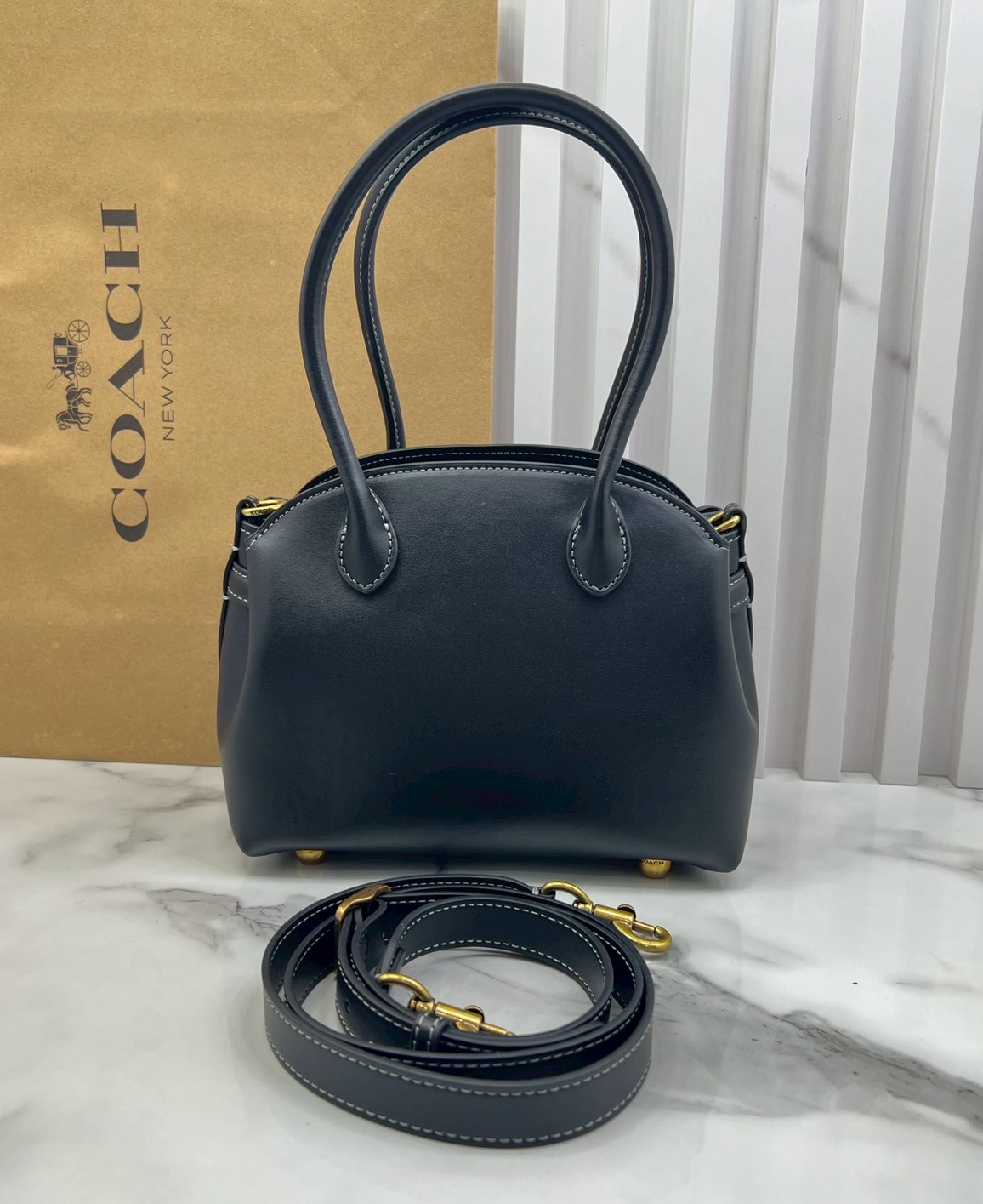 ORI หนังแท้ | Coach Soft Empire Carryall Bag 28 กระเป๋าสะพายทรงโฮโบ รุ่นใหม่ล่าสุด ดีไซน์เรียบง่าย สะพายไปคาเฟ่ ไปเที่ยวถ่ายรูปสวยๆ คือเหมาะสุดๆ หูสะพายยาว พอดีไหล่ ภายในแบ่งสัดส่วนไว้ดี ใบจริงหนังสวยมากๆ