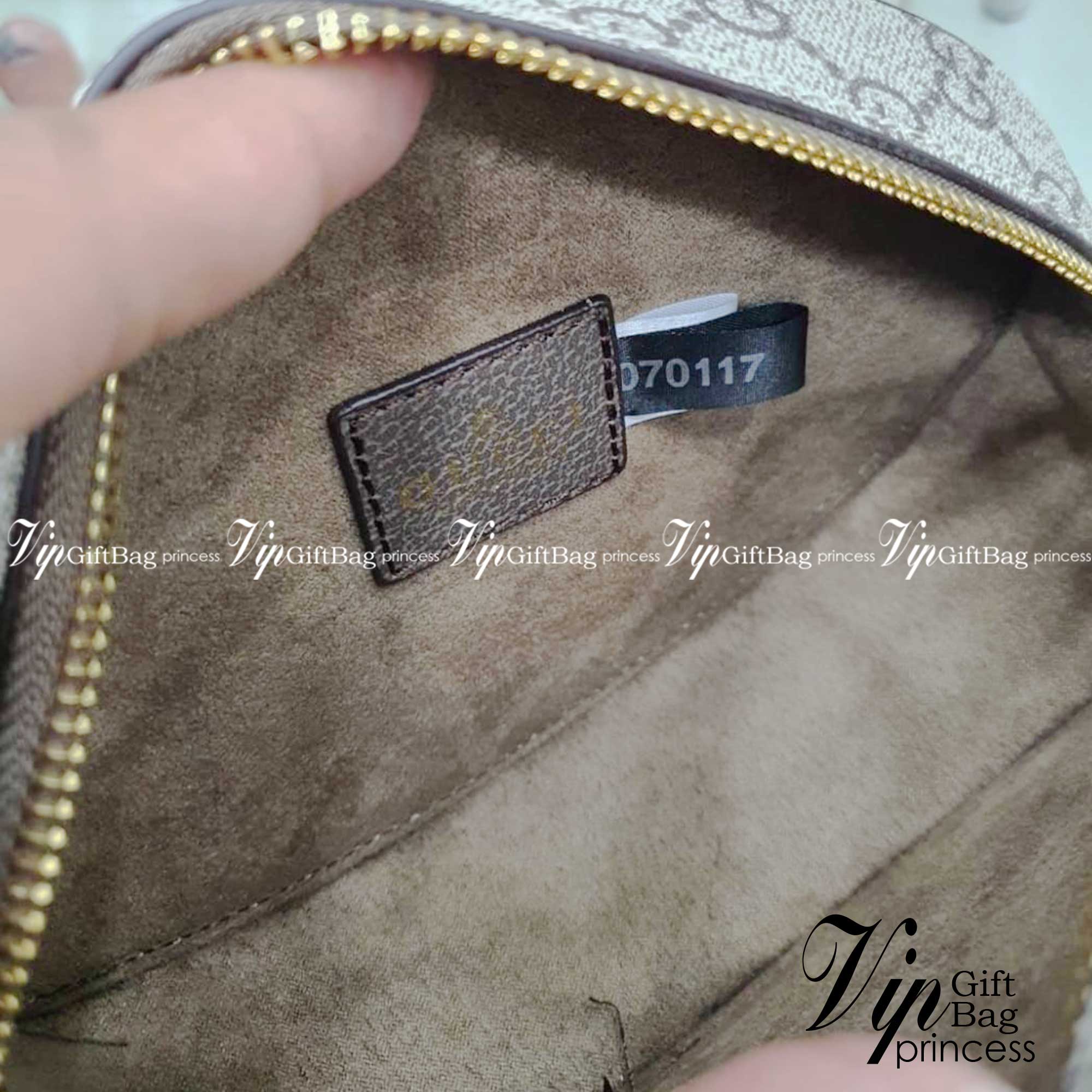 GUCCI Mini GG Round Shoulder Bag / Gucci circle bag กระเป๋าสะพายทรงกลมสุดคิ๊ว คอลเลคชั่นใหม่ น่ารักมาก วัสดุหนังแคนวาสสลับหนังแท้ เปิดปิดด้วยซิป ใส่ของจุกจิกได้เยอะสำหรับสาวสาวที่ไม่ชอบใบใหญ่ใบนี้ตอบโจทย์เลยค่ะ