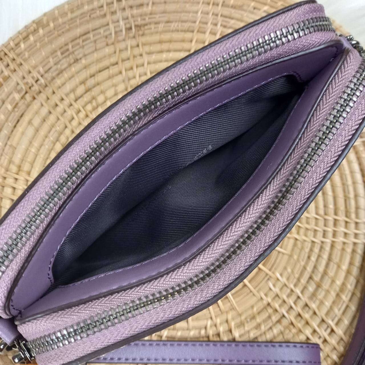 COACH KIRA CROSSBODY IN SIGNATURE CANVAS (COACH F89399)🍁เหมาะมือมาก หยิบใช้ง่ายสบายเลย🌈//รุ่นนี้ จะถือ จะคล้องมือ สะพายคลอสบอดี้ ได้หลายลุค จัดวางตามต้องการได้เลย // มีสายคล้องมือ และสายยาว สามารถถอดได้ทั้ง 2 สาย //เปิด-ปิดด้วยซิป มี2 ช่อง