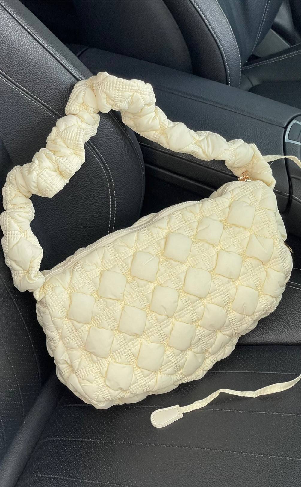 Cozy Shoulder Bag / Carlyn Bag 2022 สายแฟชั่นเกาหลีห้ามพลาด‼️ เป็นกระเป๋าที่กำลังได้รับความนิยมอย่างมากในเวลานี้ ถูกออกแบบมาให้มีลักษณะนุ่มนิ่มไม่ต่างจากพัฟเฟิลโค้ตหรือผ้านวม เลือกหยิบมาใช้ แมตช์เข้ากับคอสตูมได้ในแต่ละวัน