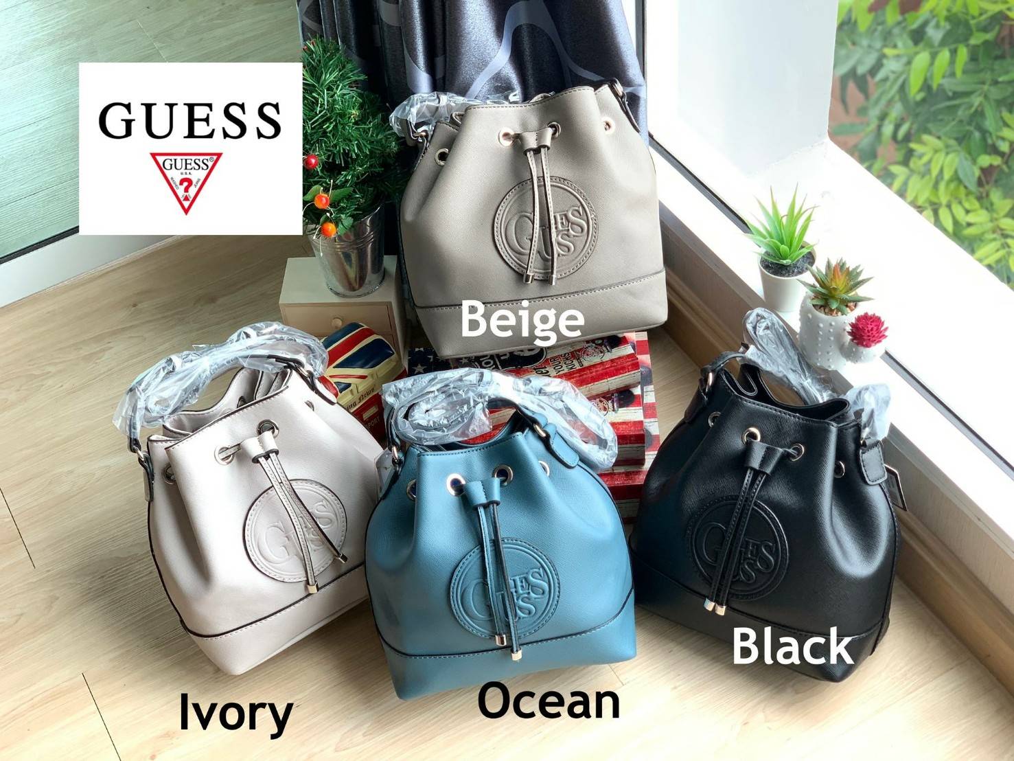 Guess Drawstring Bucket Bag กระเป๋าสะพายขนาดกลาง วัสดุลายหนังsaffiano ฐานกว้างตั้งอยู่ทรง มีซิกเนเจอร์ที่ด้านหน้าเป็นโลโก้ตัวนูน เปิดปิดแบบหูรูดและกระดุมแม่เหล็ก มีช่องใช้งานหลายข่อง สายสะพายปรับได้แบบเข็มขัด สวยแบบมีดีเทลเก๋ๆ สะพายเที่ยวระหว่างวันได้สบาย