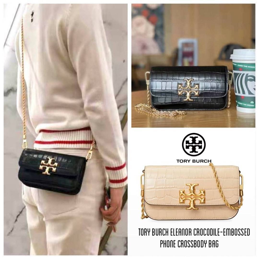 Tory Burch Eleanor Crocodile-Embossed Phone Crossbody Bag จุดเด่นของรุ่นนี้คือดีไซน์ออกมาในสไตล์คลาสสิกที่มาพร้อมกับฮาร์ดแวร์ที่ทำจากวัสดุทองเหลืองและสายสะพายโซ่เกลียวสีทอง ซึ่งการออกแบบได้รับแรงบันดาลใจมาจากเครื่องประดับ รูปทรงกะทัดรัดจึงสามารถสะพายใช้งา