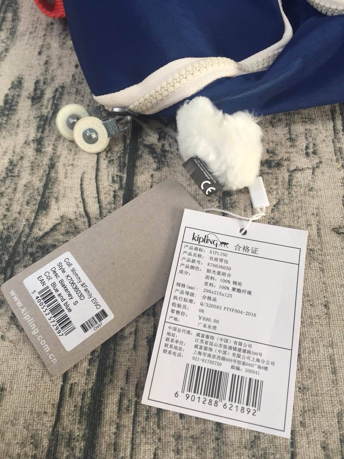 กระเป๋าเป้ Blakeney ไซส์ S จาก KIPLING ที่ออกแบบมาสำหรับผู้หญิง มาพร้อมดีไซน์เบาะรองรับหลัง ซึ่งเหมาะสำหรับ active lifestyle สามารถเก็บของได้อย่างจุใจแต่มีน้ำหนักเบา รวมถึงมีคุณสมบัติกันน้ำช่วยป้องกันให้ของในกระเป๋าปลอดภัยไร้กังวล