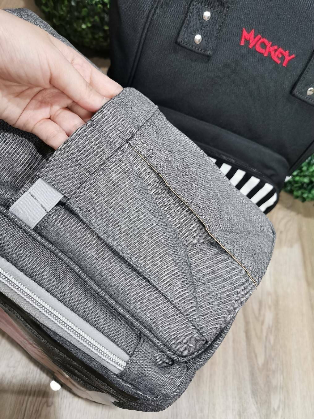 Disney Collection Rucksack (L) กระเป๋าสะพายเป้คอลเลคชั่นดิสนีย์ใบใหญ่กำลังดีน้ำหนักเบาวัสดุ Nylon & Polyester 100% ทำความสะอาดง่าย ด้านหน้ามีโลโก้และช่องซิป พิมพ์ลายมิกกี้/มินนี่โดดเด่น มี Pocket ใส่ขวดน้ำซ้ายขวา ด้านหลังมีช่องซิปสะดวกใช้หัวซิปแบรนด์ ภายใ