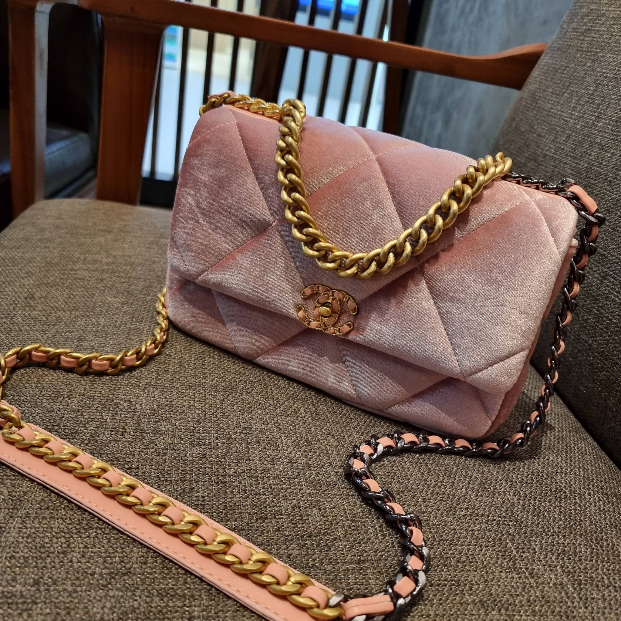 ไม่มองไม่เหลียวไม่ได้แล้ว!! ความหรูที่โดดเด่นจากผ้ากำมะหยี่ สร้างดีเทลผู้ดี ลูกคุณมากๆ Chanel vip boutique กระเป๋าสะพายจาก duty free ในราคาสุดประหยัด!! ดีไซน์เลิศ ตกแต่งด้วยโซ่ทูโทน ลงตัวแบบไม่มีที่ติ เปิด-ปิดด้วยตัวบิดล็อค ภายในโล่งกว้าง ใส่กระเป๋าสตางค์
