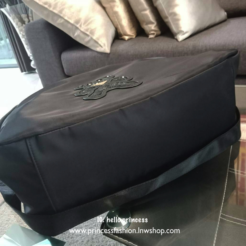 รุ่นยอดฮิต นำกลับมารีสต๊อคใหม่ค้าาาาา จากแบรนด์ prada จุของได้แน่นมากกก ใหญ่มาก เหมาะกับสาวๆ ทุกคนคะ ทุกคนต้องมีจริงๆ จะใส่ของไปเรียน ไปเที่ยว ไปติวหนังสือกับเพื่อน ก็หมดห่วง เพราะสามารถใส่ สมุด หนังสือหรือ labtop ได้สบายๆ วัสดุ ทำจาก Nylon อย่างดีกันน้ำ1