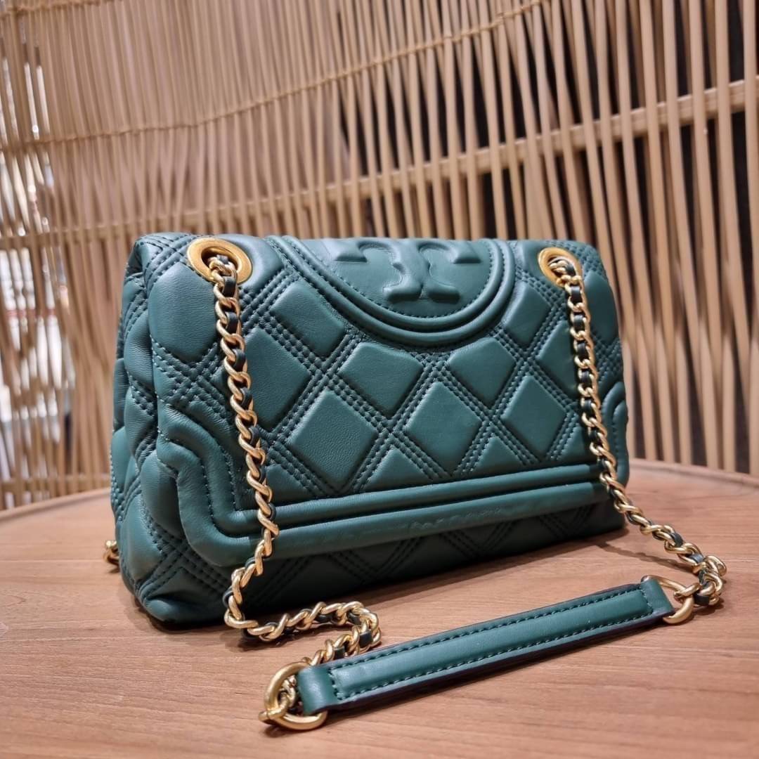 TORY BURCH FLEMING SOFT CONVERTIBLE SHOULDER BAG รุ่นหายากที่สาวๆตามหา มาพร้อมเสิร์ฟความสวยถึงบ้านไปเลยจ้า รอบนี้คัดสีสวยๆมาให้ได้ช้อปกันอย่างจุใจไปเลย กระเป๋าสะพายไหล่ หนังแท้นิ่มเต็มใบ สวยหรูดูแพง เปิด-ปิดด้วยตัวกดล็อคแน่นหนา สายสะพายในตัวปรับใช้ได้ 2 แ