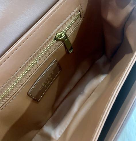 VIP 】CELINE Medium Triomphe Bag In Shiny Calfskin Medium Triomphe Bag In Shiny Calfskin GIFT WITH PURCHASE (GWP) พรีเมี่ยมกิ๊ฟ Limited Edition จาก CELINE PERFUME DUTY FREE COUNTER วัสดุหนังแท้ (Calfskin) ซับในเป็นหนังแกะ (Lambskin) รูปทรงสี่เหลี่ยมผืนผ้า 