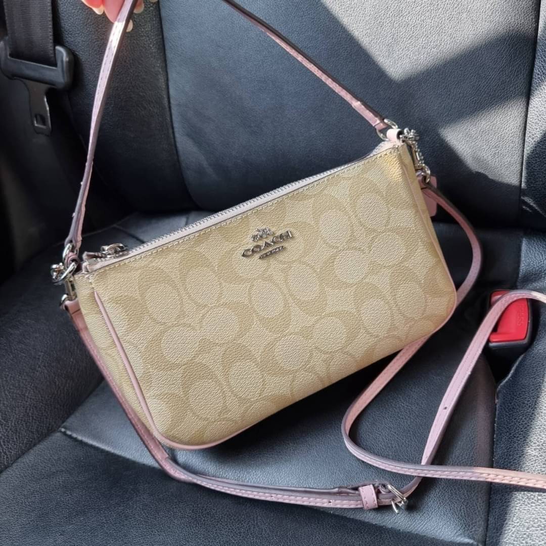 COACH F58321 TOP HANDLE POUCH อีกรุ่นฆ่าไม่ตาย!! 😎 ขายดีขายหมด ขายรวยขายปังๆ!! กระเป๋าพอชจากโค้ช ทรงใช้งานง่าย สะดวก กะทัดรัด วัสดุหนังแคนวาสเคลือบคุณภาพดี มาพร้อมสายคล้องในตัว และสายสะพาย crossbody ปรับเปลี่ยนได้ตามสไตล์ อีกหนึ่งไอเท็มที่สาวๆต้อง