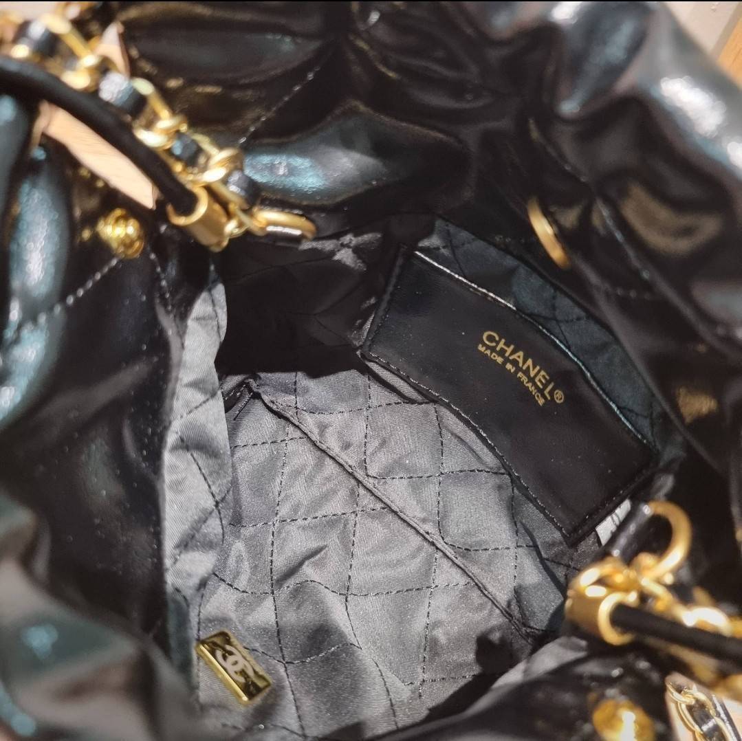 Chanel 22 mini bag / CHANEL 22 MINI HANDBAG พร้อมส่ง 4 สี กระเป๋าสะพาย ดีไซน์เรียบหรู โดดเด่นจากสายสะพายโซ่สีทอง และเหรียญโลโก้ ใช้ได้ง่ายๆไปเลยทุกโอกาส