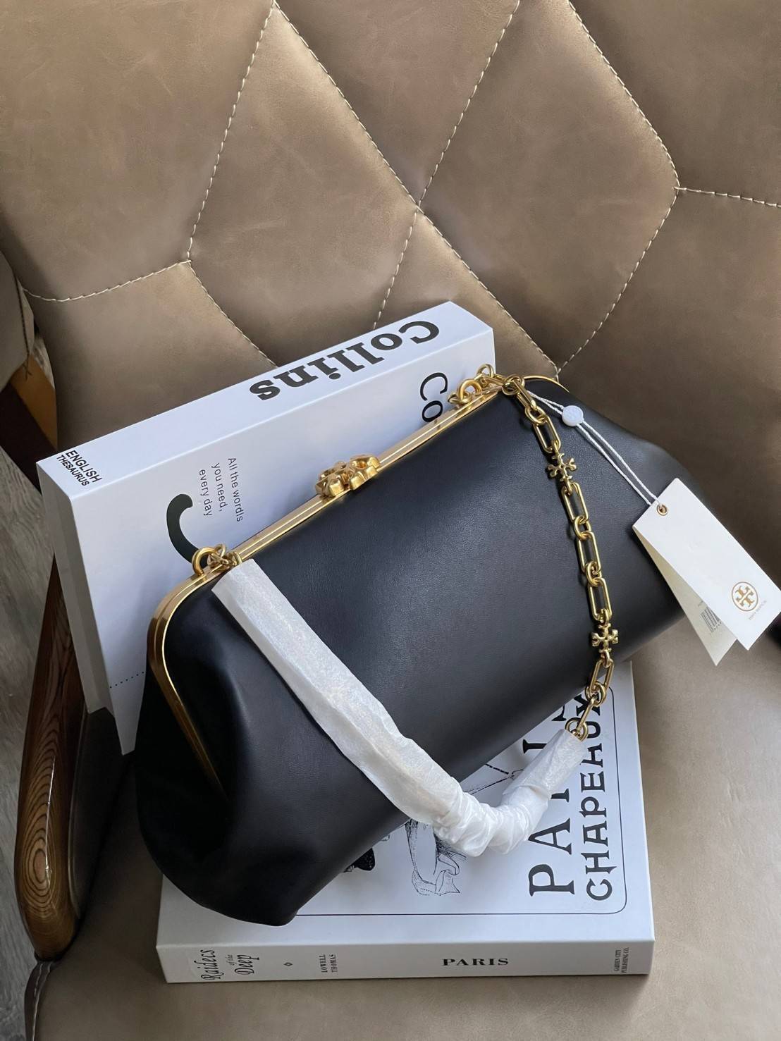 ของแท้ 💯% Tory burch Cleo Bag โดดเด่นด้วยรูปทรงที่เพรียว เรียบโก้ และเด่นชัด สื่อสารถึงบริบทของความร่วมสมัยได้อย่างลงตัว