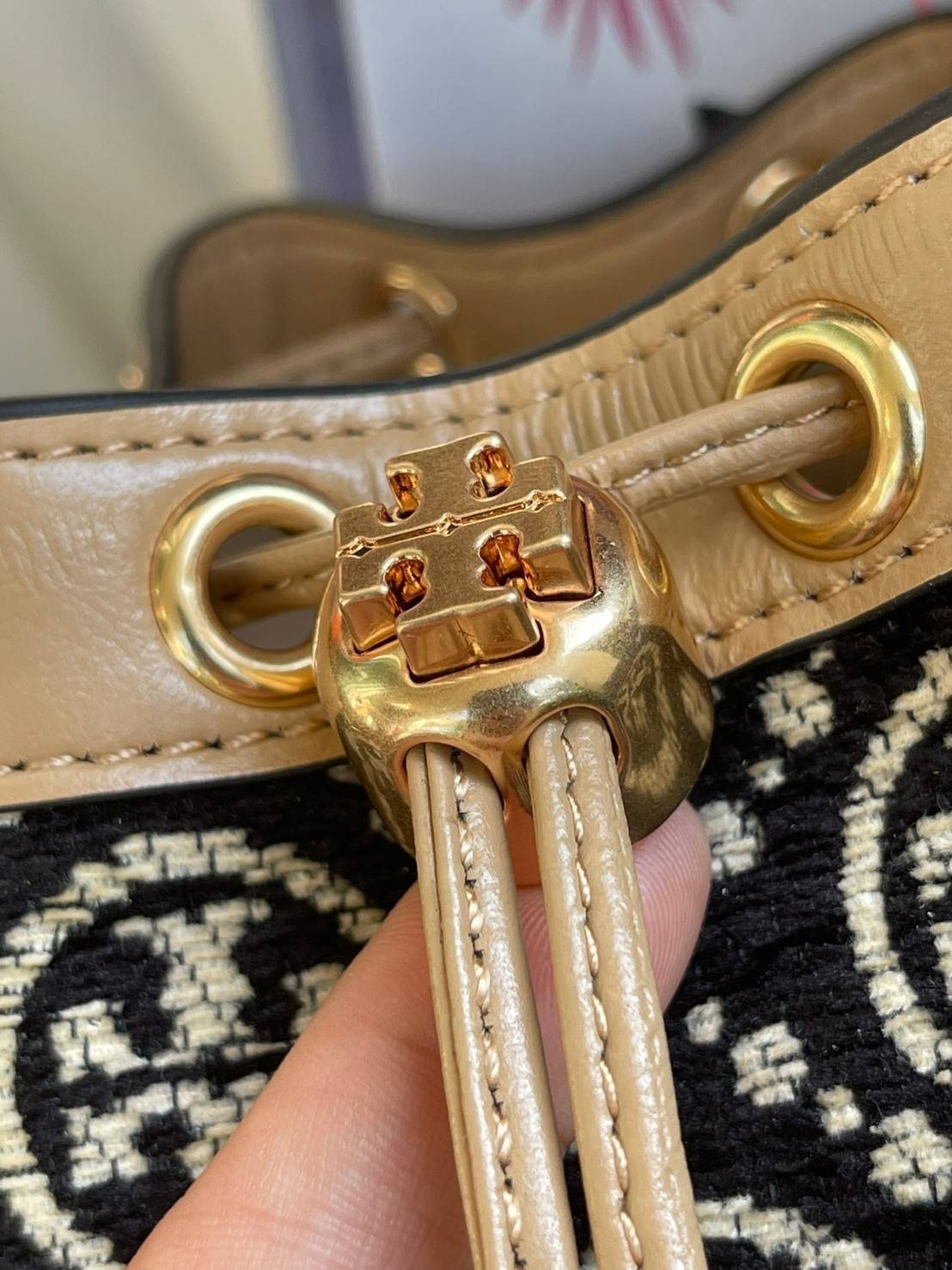 OUTTLET 】Tory burch T Monogram Chenille Bucket Bag เปิดตัวอีกหนึ่งรุ่นกับกระเป๋าลาย T MONOGRAM รุ่นใหม่ล่าสุดจาก TORY BURCH พลาดไม่ได้กับโลโก้สุดคลาสสิก ลวดลาย T Monogram คือวัสดุ chenille หรือที่เรียกว่า ด้านไหมกำมะหยี่ มารังสรรค์ลงบนกระเป๋าBucketใบนี้ เ