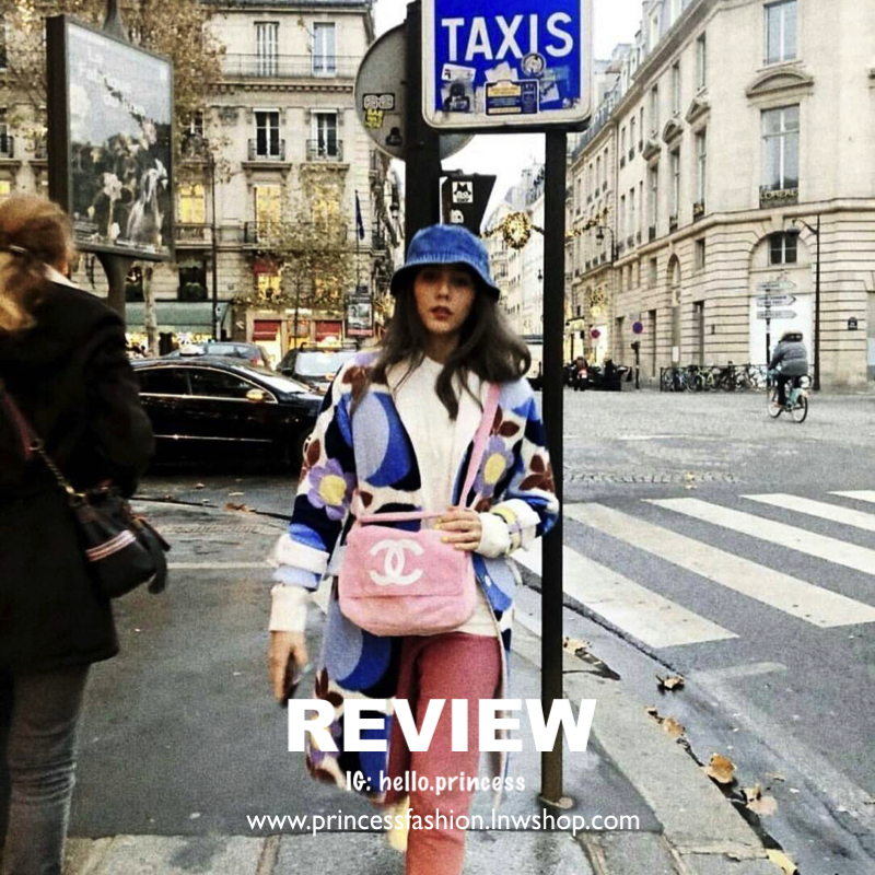 Chanel Beaute Crossbody Bag กระเป๋าสะพาย VIP GIFT ของแท้ จาก Chanel Cosmetic แท้💯 วัสดุขนวูลหนานุ่ม ตัดโลโก้แบรนด์หนังสีขาวสวยโดดเด่น น้ำหนักเบา เปิดปิดด้วยฝาปิดกระดุมแม่เหล็ก ใบใหญ่กำลังดี ใส่ iPad, กระเป๋าสตางค์ใบยาว, และของจุกจิกได้เยอะ มาพร้อม