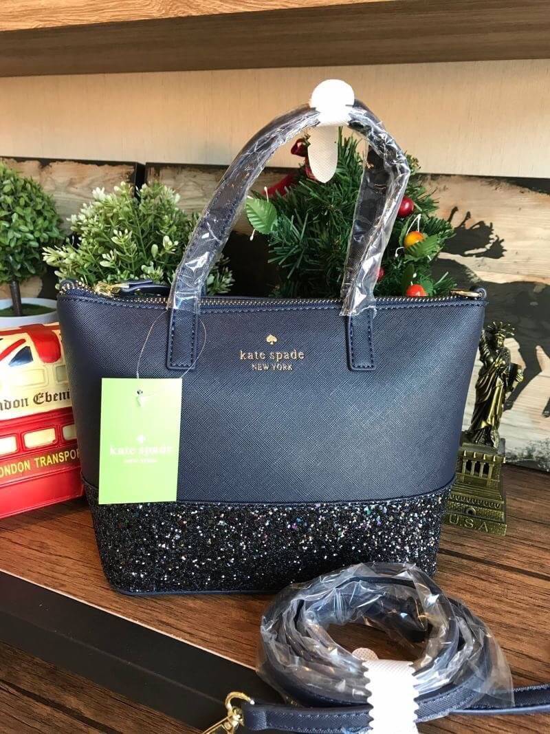Kate Spade INA Greta Court Glitter Crossbody กระเป๋าถือหรือสะพายใบเล็ก วัสดุหนัง Saffiano สวยหรู ด้านหน้าประดับโลโก้สีทองสวย ก้นกระเป๋ามีดีเทลด้วยGlitter วิ้งๆดูหรู ภายในมีช่องซิปและช่องเล็ก สามารถใส่ ipad mini กระเป๋าสตางค์ใบยาวและของจุกจิกได้เยอะ มีหมุด