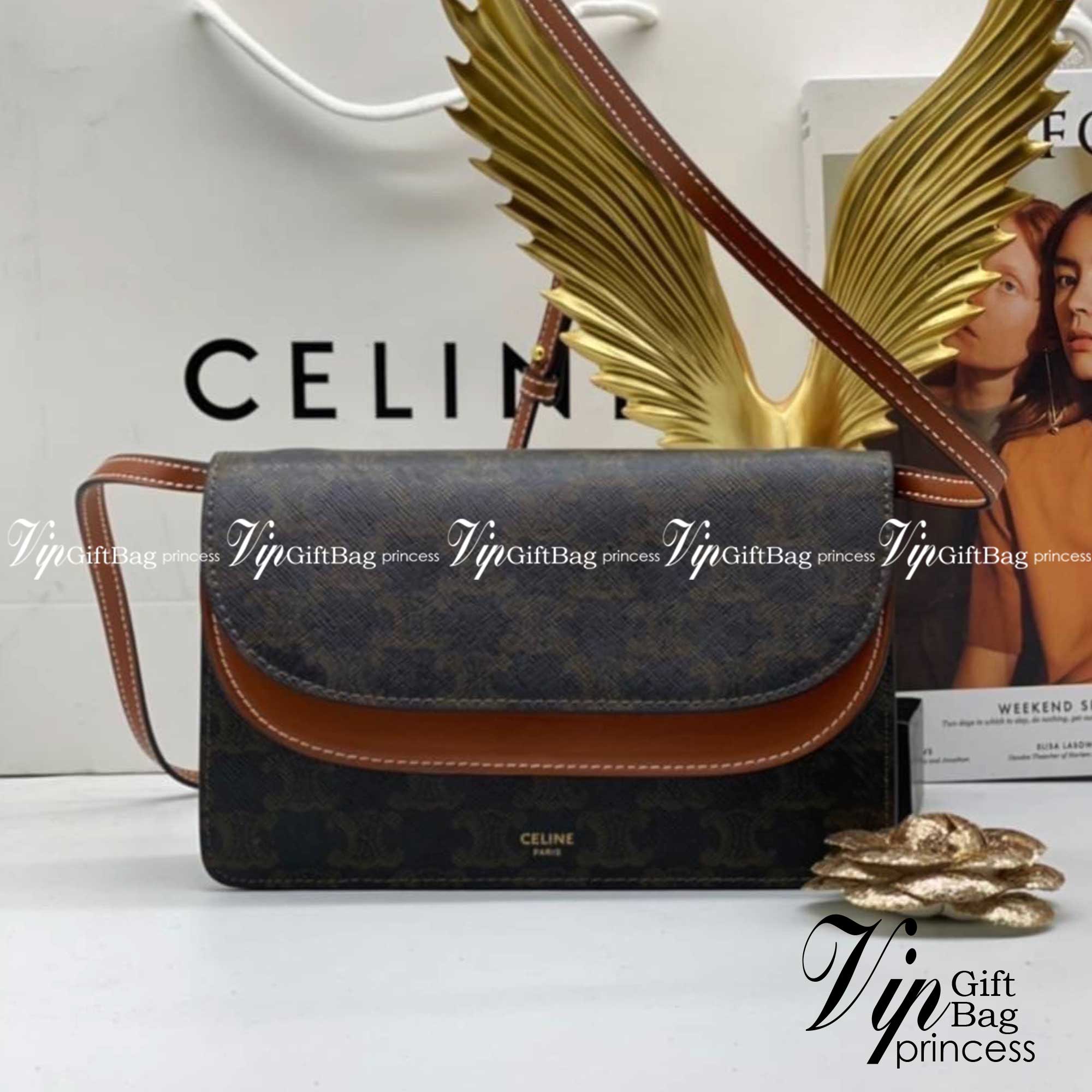 CELINE WALLET ON STRAP / CELINE TRIOMPHE CLUTCH กระเป๋าสะพายข้างใบเล็กสวยคลาสสิค สวยตะโกน งานเป๊ะปัง มีสายสะพายหนังสีน้ำตาล ถอดสายออกเพื่อเป็นกระเป๋าถือทรงคลัชท์เปลี่ยนลุคช์ ลวดลายtriomphe ความเป็นแบรนด์ CELINE ได้อย่างชัดเจน ให้ความรู้สึกที่ดูวินเทจ ที่ส
