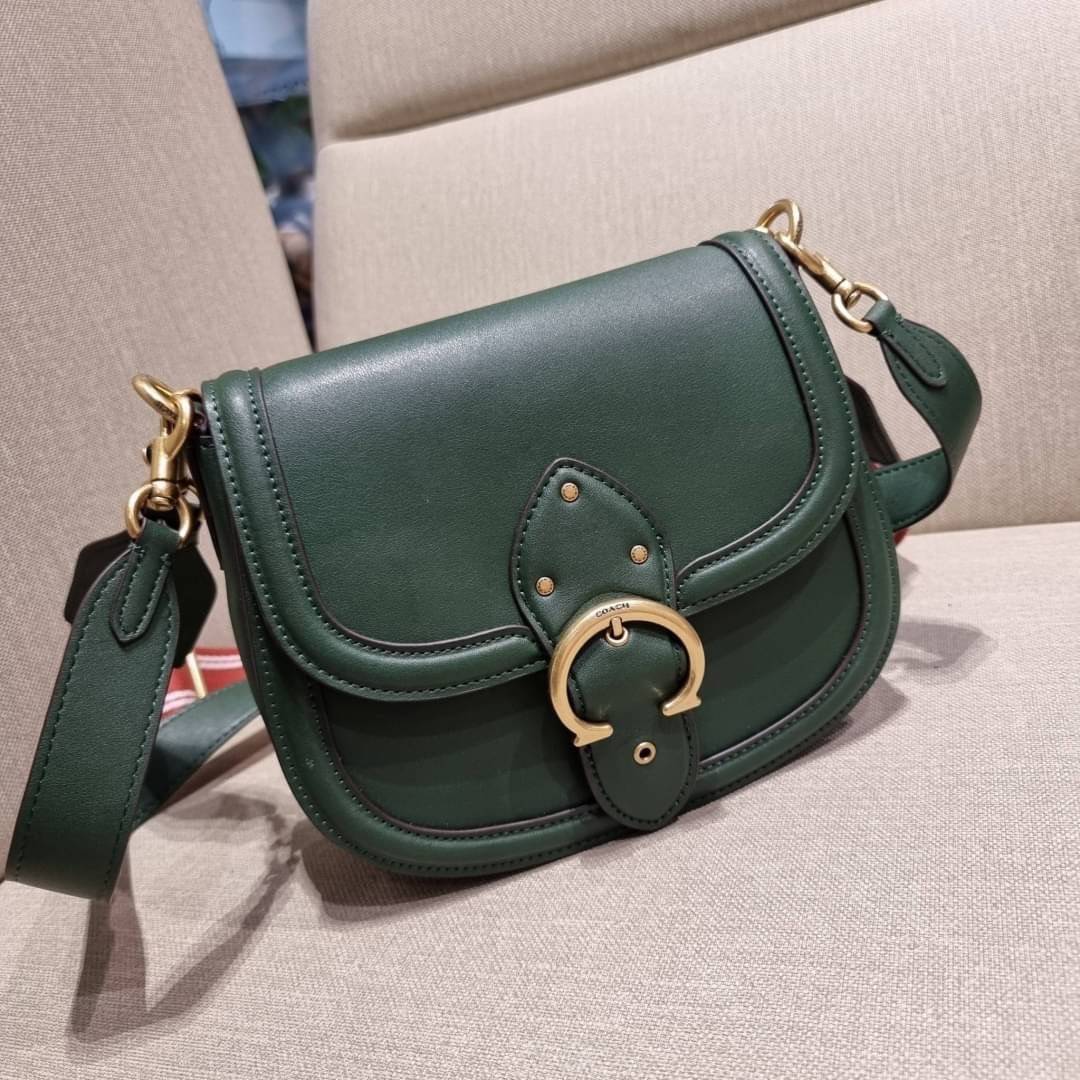 COACH C0749 BEAT SADDLE BAG The best item! ที่สาวๆรอคอย! ฮอตไฟลุก! สีหายาก ละมุนคุณหนู คอลเลคชั่นใหม่ ดีไซน์หรูหรา พิเศษมากๆมาพร้อมสายสะพาย 2 เส้น ใช้คู่กันหรือแยกสะพายก็สวยครบสูตร กระเป๋าสะพายทรง saddle คลาสสิค วัสดุหนัง glove-tanned ทนทาน เปิด-ปิดด้วยกร