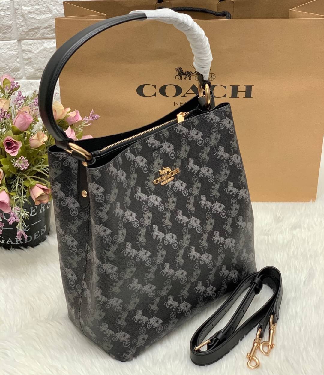 COACH TOWN BUCKET BAG WITH HORSE AND CARRIAGE PRINT ((2081-236)) 🔺กลับมาแล้ว ตามคำเรียกร้องค่ะ! กระเป๋าคล้องไหล่//สะพายข้างได้ วัสดุ pvc อย่างดี หนังนิ่มป่องพองตัวสวยงาม ลายรถม้าทั้งใบค่ะ ภายในกระเป๋าแบ่งเป็น2ช่องหลัก เปิดปิดแบบกระดุมแม่เหล็ก ภายใ