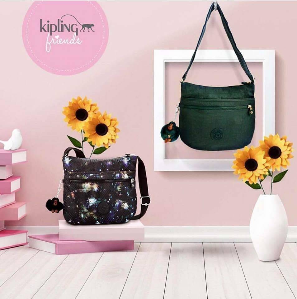 KIPLING ART O SHOULDER BAG กระเป๋าสะพาย วัสดุ Nylon+Polyester 100% เปิดปิดด้วยซิป หัวซิปเเบรนด์ ภายในมีช่องซิป ช่องใส่มือถือ และสายคล้องพวงกุญแจ ด้านหน้า มี 2 ช่องซิป ด้านหลังมี 1 ช่องซิป สายสะพายยาว เลื่อนปรับได้ จะสะพายไหล่หรือ Crossbody ก็ดูดี มีพวงกุญ