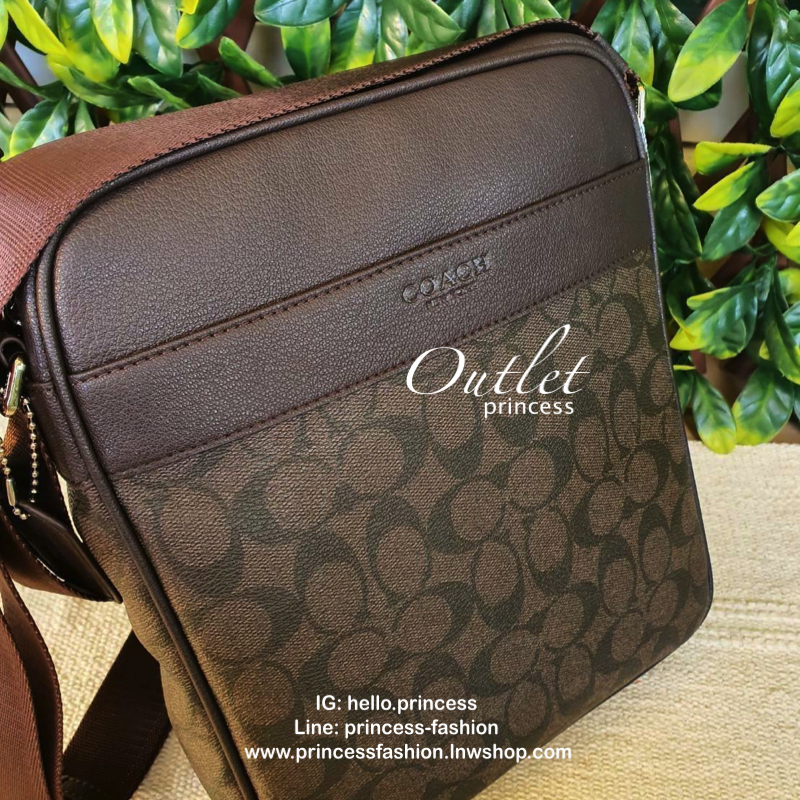 Coach Men crossbody bag Best seller! กระเป๋าข้างรุ่นยอดฮิตของคุณผู้ชาย วัสดุหนังลาย signature brand รอบใบ ด้านหน้ามี logo brand มีช่องหน้าหลัง ช่องหลักเปิดปิดด้วยซิป ใส่ wallet ยาว mini iPad ได้ มีช่องซิปเล็ก สายสะพายยาสปรับได้ค่ะ