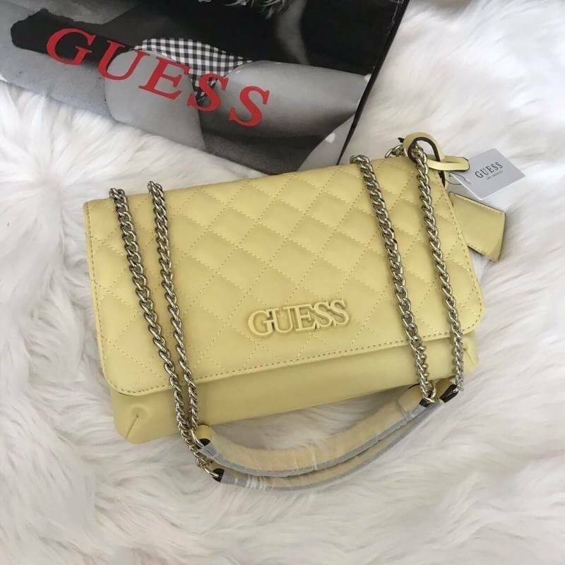 Guess Elliana Convertible Flap Over Crossbody กระเป๋าสะพายรุ่นใหม่จาก Guess factory รุ่นนี้สามารถสะพายได้ทั้งสายคู่และสายเดี่ยว สายสะพายโซ่ต่อหนังไม่เจ็บบ่า ด้านหน้าประดับtagโลหะหุ้มหนังถอดออกได้ วัสดุหนังpu ลายตาราง เรียบนิ่ม เปิดปิดกระเป๋าด้วยกระดุมแม่เ