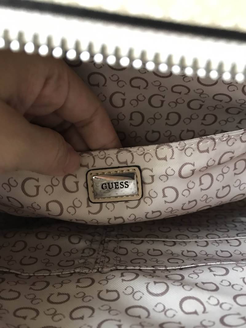 GUESS ทรง SPEEDY New arrival !! กระเป๋าถือ/สะพาย วัสดุหนัง Saffaino น้ำหนักเบา สวยเรียบหรูมากค่ะ เปิด/ปิดด้วยซิป วัสดุอย่างดี รอบตัวกระเป๋าเป็นลายตารางสวยงาม มีพู่หนังห้อยน่ารักค่ะ ภายในกว้างกำลังดี มีช่องเล็กใส่ของจุกจิก มีหูหิ้ว สายสะพายเลื่อนปรับระดับไ
