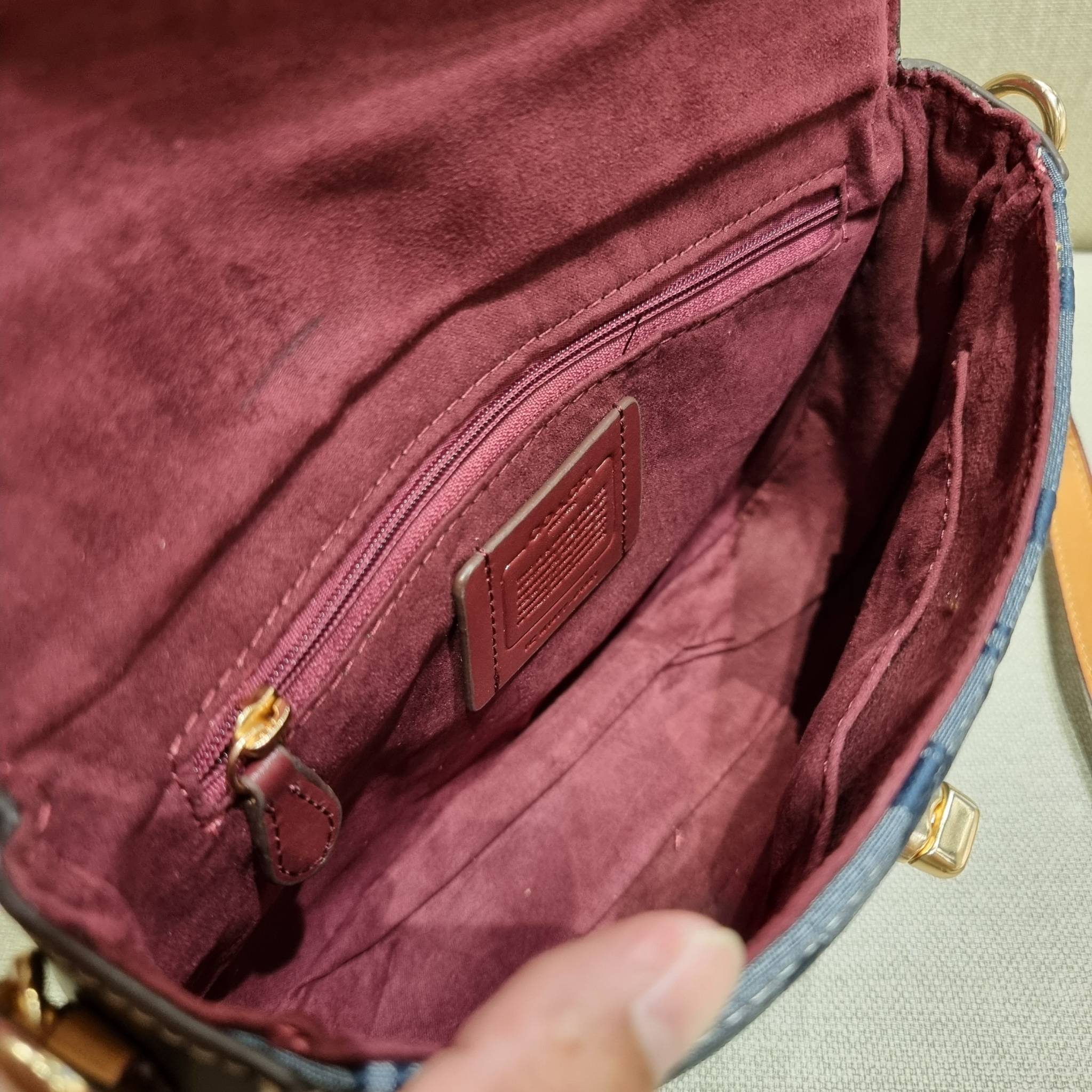 COACH C4921 MARLIE TOP HANDLE SATCHEL IN SIGNATURE CHAMBRAY กระเป๋าถือ/สะพายข้าง มีดีไซน์ยูนีค โดดเด่น ตกแต่งโลโก้ด้านข้างอะไหล่ทอง วัสดุผ้าแชมเบรย์ ทอเส้นลายสวย เปิด-ปิดด้วยตัวล็อคแน่นหนา ภายในเป็นช่องโล่ง ใส่ของได้ครบครัน มาพร้อมหูจับในตัวและสายสะพายข้า