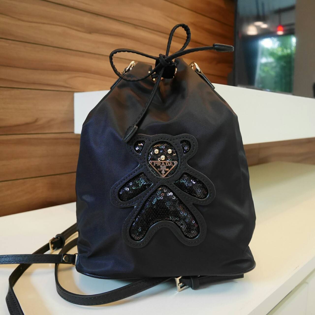 Restock♡♡ กับรุ่นขายดี Prada 2 way nylon bucket พร้อมเสิร์ฟความน่ารักคะ งานพรีเมี่ยมกิ้ฟ จากเคาเตอร์ต่างประเทศคะ จากแบรนด์ PRADA พร้อมส่งค่า กับ ทรงจีบแบบเป้คะ มาพร้อมสายสะพายหลัง หรือ จะสะพายไหล่ก้เก๋ไปอีกแบบ จุของได้เยอะ ตัวกระเป๋าเป็นผ้า