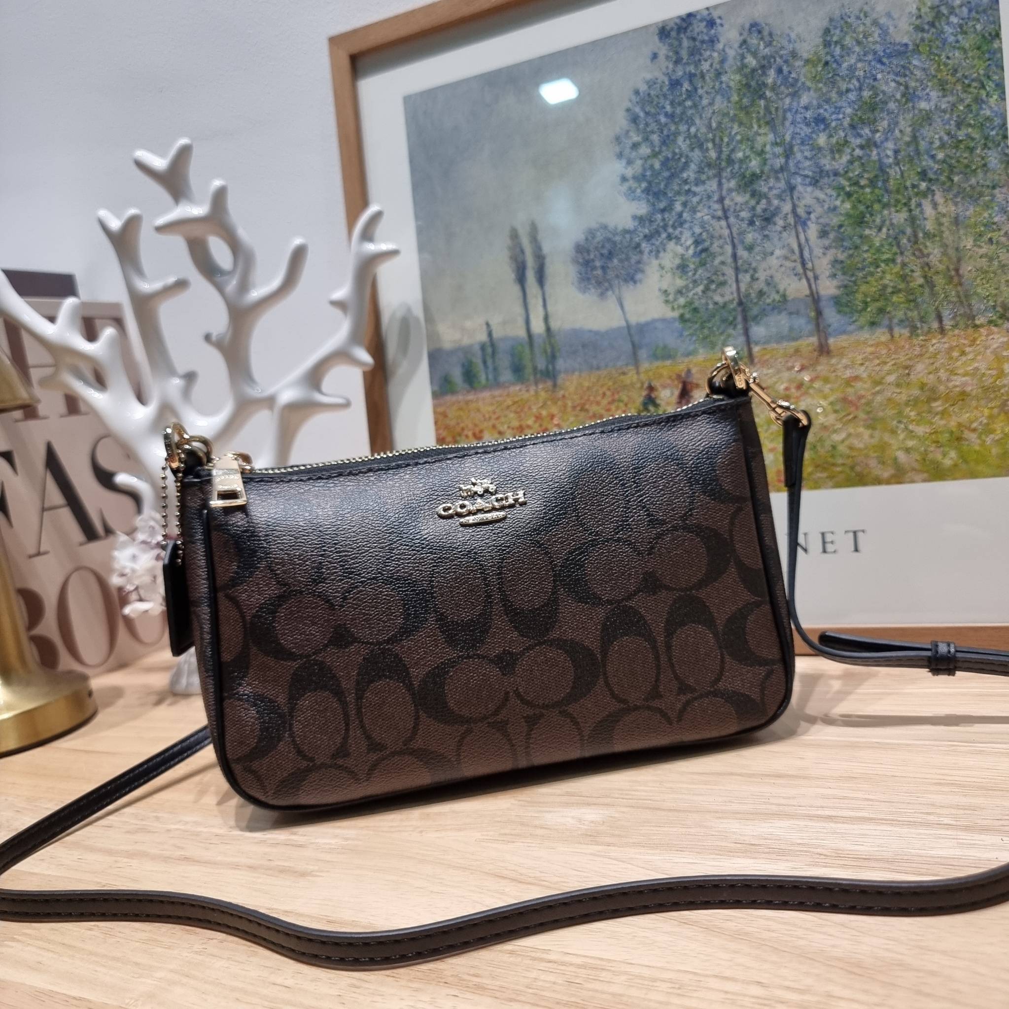 COACH TOP HANDLE POUCH F58321 พร้อมส่ง 9 สี กระเป๋าทรงพอช ยอดฮิต ยกขึ้นแท่น ด้วยดีไซน์ที่ออกมาให้ใช้งานได้ง่าย ขนาดกำลังเหมาะ