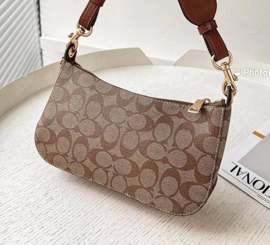 OUTLET 】COACH JES BAGUETTE IN SIGNATURE CANVAS (C7264) GOLD/KHAKI SADDLE สินค้าพร้อมส่งที่ไทย