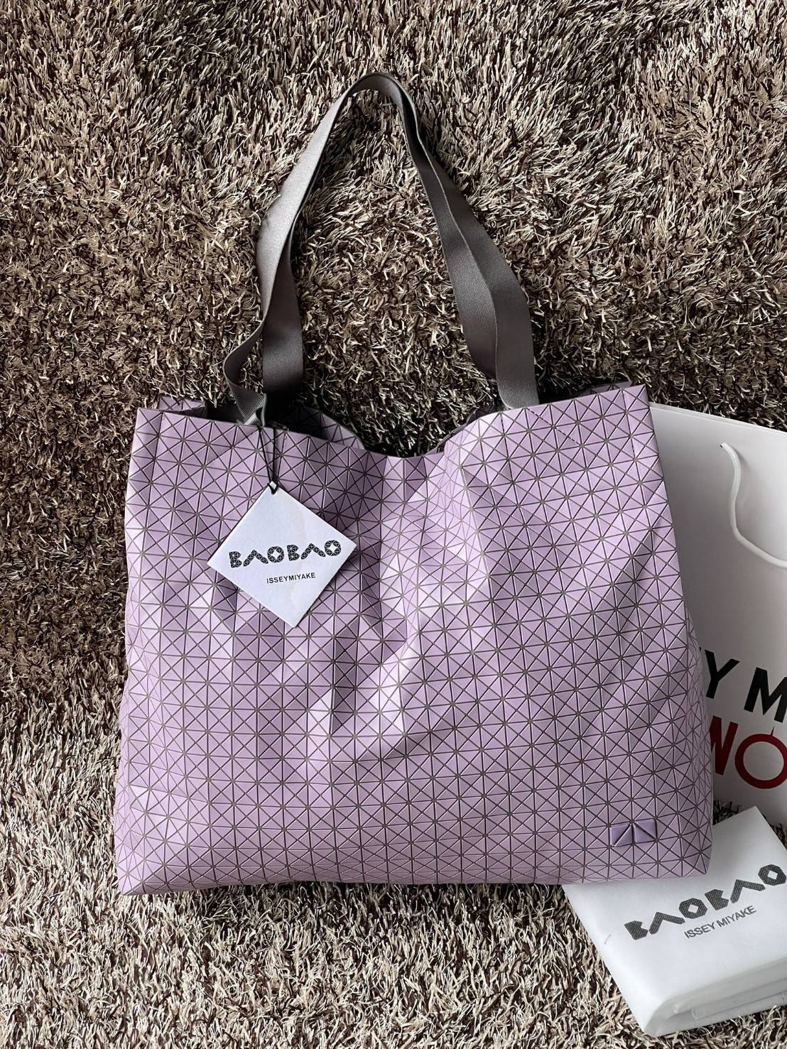 ORI 🥂 Baobao Issey Miyake Cart geometric tote bag / Miyake Cart Tote Bag รูปทรงที่สร้างขึ้นโดยบังเอิญ' เสื้อผ้าที่มีโครงสร้างและได้รับการออกแบบทางวิศวกรรมอันเป็นเอกลักษณ์ของแบรนด์ ส่งต่อไปยังเครื่องประดับที่น่าประทับใจและไร้กาลเวลาเหล่านี้ กร