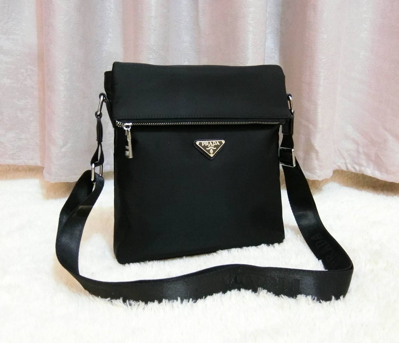 Prada messenger bag Limited edition กระเป๋าอเนกประสงค์ วัสดุ Nylon ขนาดกำลังดี ตัวกระเป๋าน้ำหนักเบา ด้านหน้ามีช่องซิป เป็นฝากระเป๋า เปิด/ปิดด้วยแม่เหล็กดูด ด้านในโล่งกว้าง ใส่ iPad มีช่องซิป 1 ช่อง และช่องใส่ของจุกจิก ด้านหลัง มีช่องซิปอีก1ช่อง อะไหล่สีเง