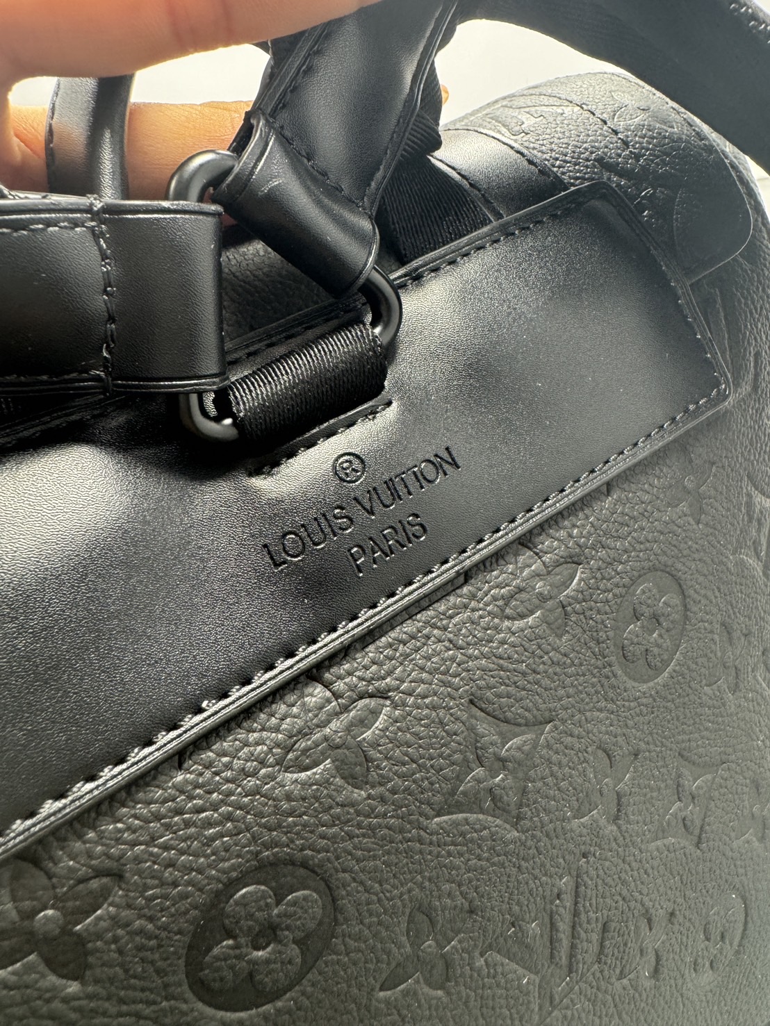 LV Christopher MM Backpack กระเป๋าเป้สะพายหลังขนาดกลาง สีดำเต็มใบสวยคลาสสิก ปั้มลายโมโนแกรม ตอบโจทย์การใช้งานด้วยช่องกระเป๋าด้านข้าง 2 ช่อง ดีไซน์กระดุมกดและสายรูดเพิ่มความปลอดภัยในการพกพาสิ่งของด้านใน