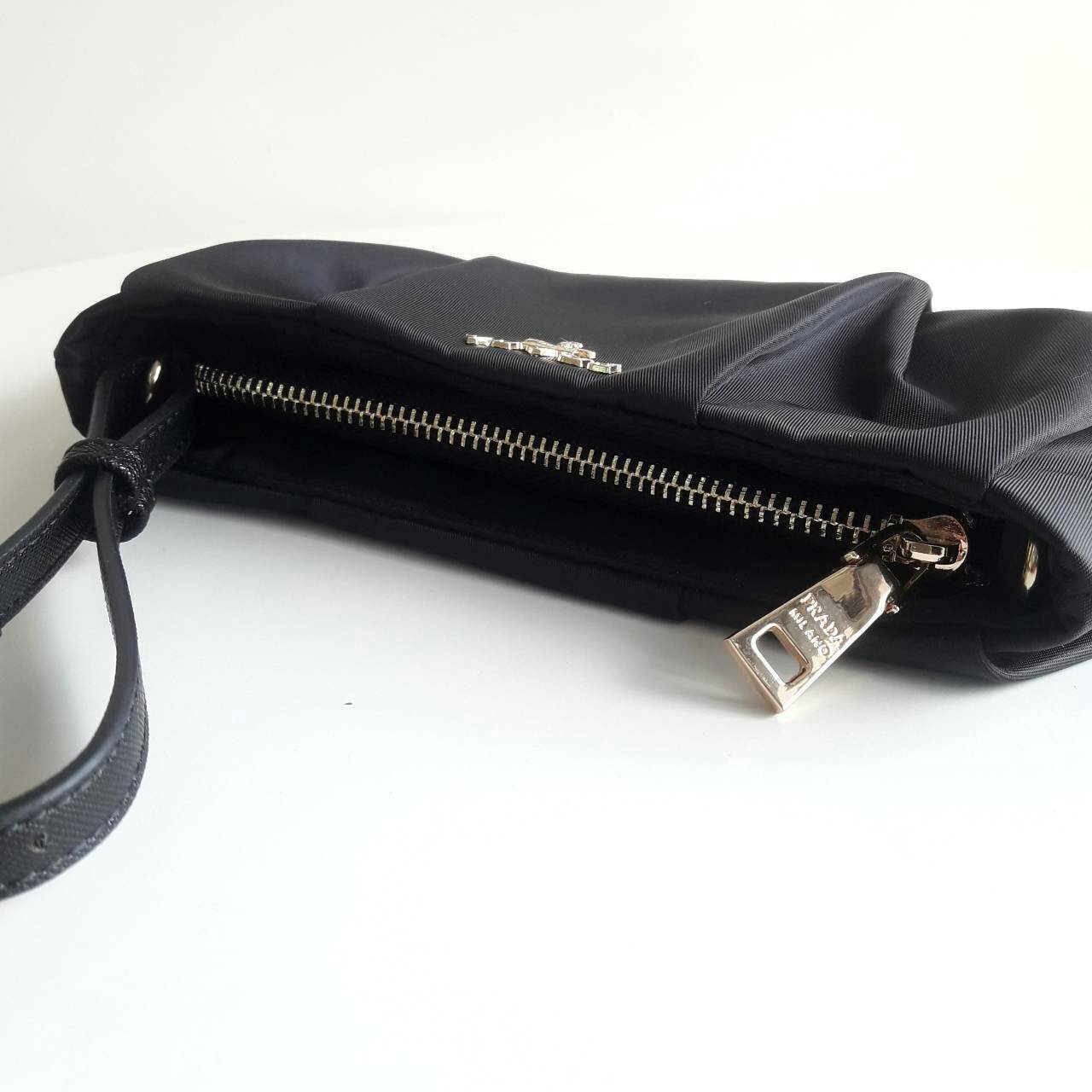 รุ่นใหม่คะ! พร้อมส่ง กระเป๋าทรง Clutch มินิน่ารัก♡ ยอดฮิตจากแบรนด์ PRADA **งานสวยมากกกกกกก มาพร้อมสายยาว สะพาย Cross body ก็สวย หรือจะถือสวยๆก็ได้เช่นกัน นอกจากนี้ยังมีสายคล้องมือให้อีกด้วย สามารถใส่ Iphone X ได้ ด้านหน้ากระเป๋า มาพร้อมโลโก้แบรนด์อ