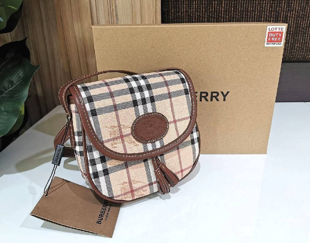 BURBERRY FRAGRANCES VINTAGE CROSSBODY BAG GiFT WITH PURCHASE (GWP) กระเป๋าสะพายพรีเมี่ยมกิ๊ฟ Limited Edition จากเคาน์เตอร์ BURBERRY FRAGRANCES วัสดุหนังแท้ขึ้นลาย Burberry Vintage Signature สวยหรูสุดคลาสสิค เปิดปิดฝาปิดกระดุมแม่เหล็ก ภายในมีโลโก้และช่องซิ