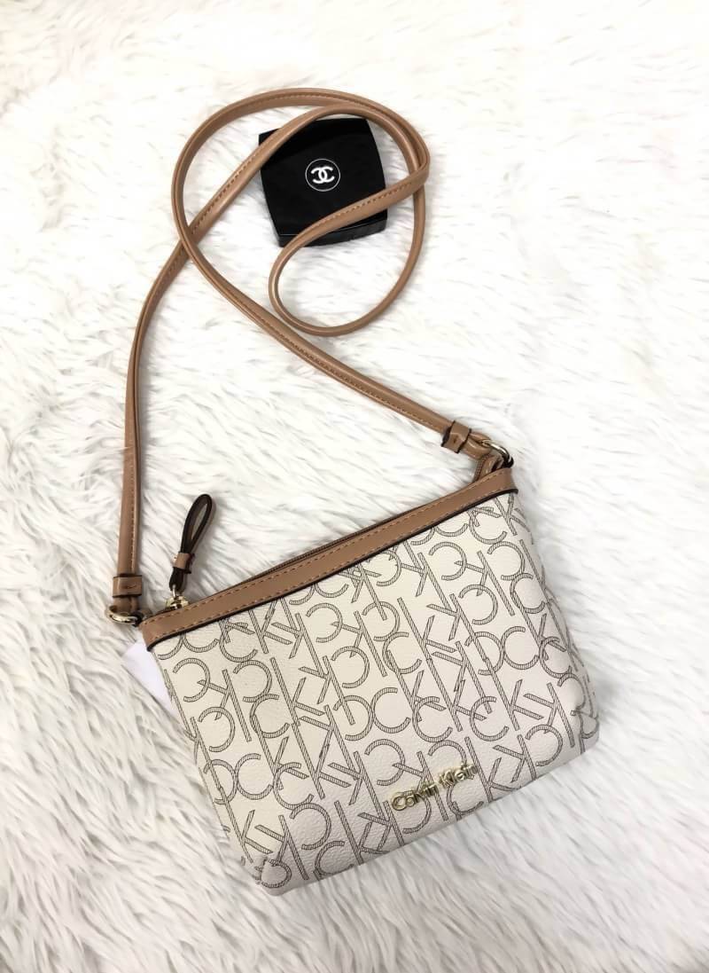 CALVIN KIEIN MINI CROSSBODY BAG กระเป๋าสะพาย size mini น่ารัก วัสดุหนังลายแบรนด์รอบใบ ด้านหน้าประกับ l0go brand อะไหล่ทอง เปิดปิดกระเป๋าแบบซิป ภายในโล่ง ใส่ธนบัตร, bookbank, มือถือได้ทุกรุ่น สายสะพาย เป็นหนังนิ่มสะพายสบาย ใบนี้ classic ตลอดกาลค่ะ
