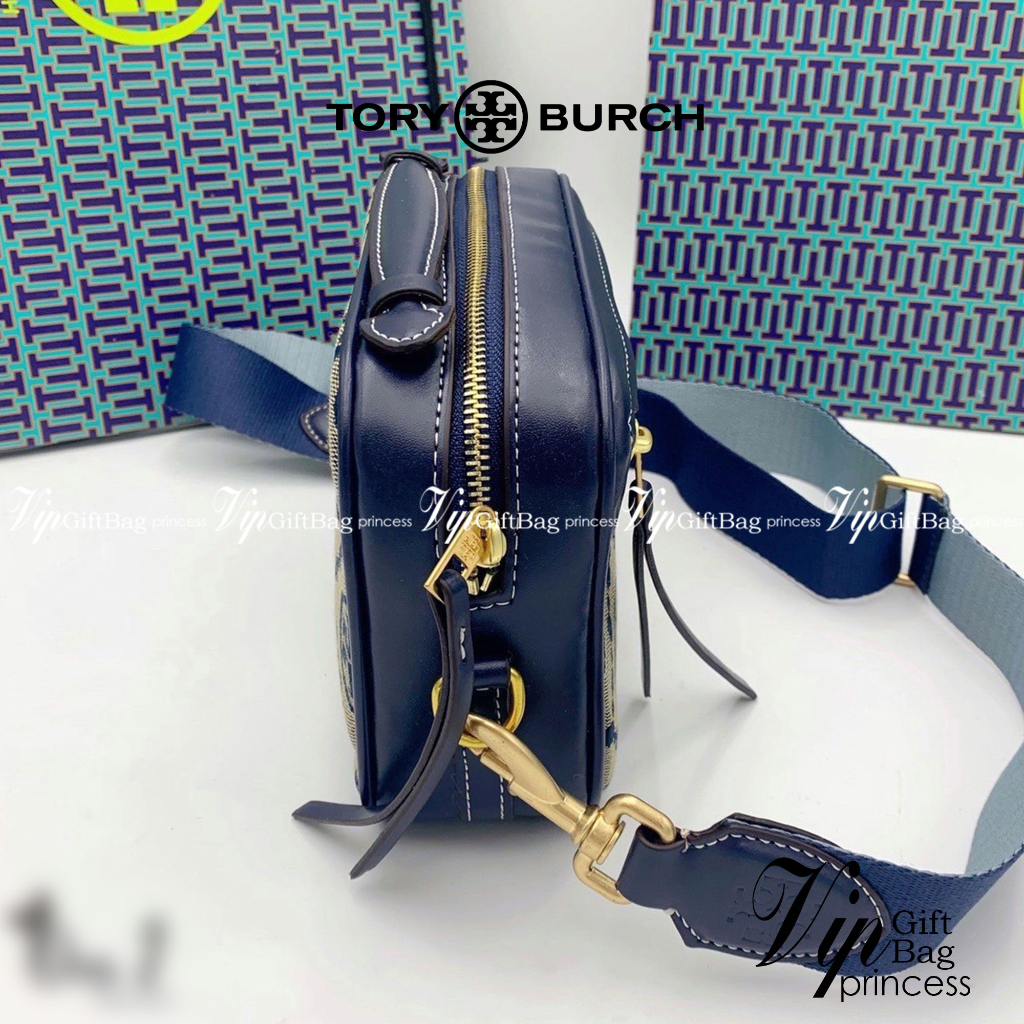 TORY BURCH T MONOGRAM JACQUARD CAMERA BAG กระเป๋าสะพาย Crossbody วัสดุหนังวัวแท้ การออกแบบเรียบง่าย ยังคงความหรูหราเอาไว้ โดดเด่นด้วยลวดลาย T Monogram มาพร้อมสายสะพายยาวแบบสปอร์ต ถอดออกได้ สายปรับระดับได้ ตอบสนองการใช้งานได้ดี มีหูหิ้วด้านบนสามารถใช้งานได