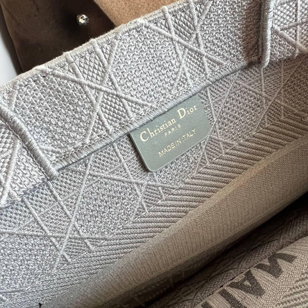 CHRISTIAN MEDIUM DIOR BOOK TOTE ราคาดีมากเลย คุ้มยิ่งกว่าคุ้มเป็นทางช็อปปิ้งBag เอกลักษณ์ของความหรู ที่ต้องมี ภายในโล่งกว้างมาก ใส่ของแบบแน่นๆ จุๆไปได้เลย น้ำหนักเบาสบาย งานออริปักขึ้นรูปสวยมาก มี code stamp พร้อมส่งที่ไทย เกรดออริจินอลเทพๆ ภาพสินค้าถ่ายจ