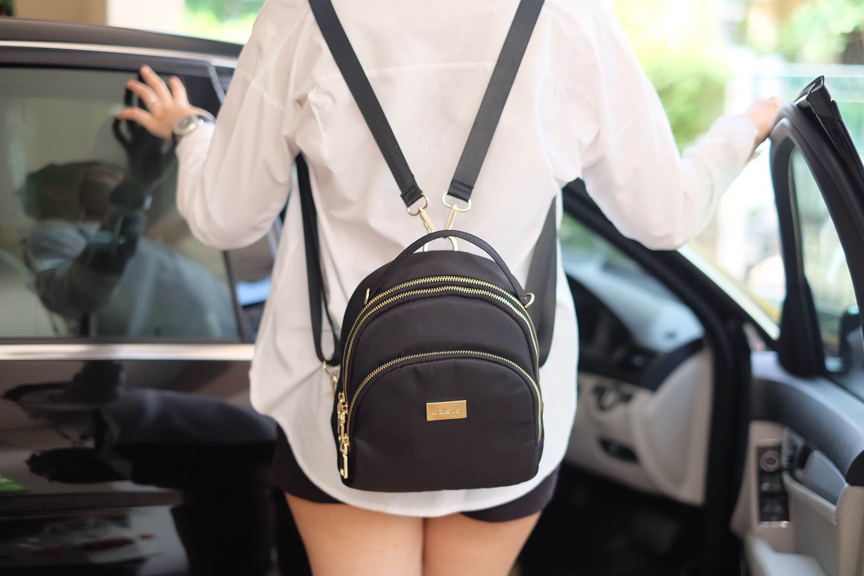 กระเป๋าเป้!!! ทรงน่ารักมากๆๆๆ จากแบรนด์ OASIS รุ่นพิเศษ ช่องซิป 3 ช่องใหญ่ + สายยาวถอดได้ ปรับสะพายได้หลายรูปแบบค่า จุดเด่นที่ >ตัวกระเป๋าทำจากผ้าไนล่อนเนื้อดี >น้ำหนักเบามาก >สายกระเป๋า ถอดปรับ สะพาย หลัง สะพายข้าง ลำตัว หรือ สะพายพาดไหล่ได้คะ &