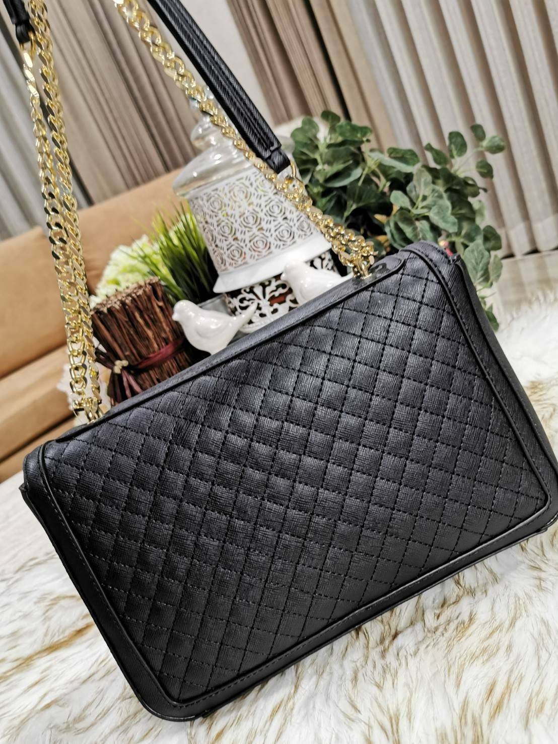 GUESS CROSSBODY BAG กระเป๋าสะพายรุ่นใหม่ล่าสุดทรงเหลี่ยมหนังสวยเดินเส้นลายตารางอยู่ทรงด้านหน้าประดับโลโก้ GUESS อะไหล่ทอง เปิดปิดด้วยฝาปิดกระดุมแม่เหล็ก ภายในมีฌลโก้และช่องซิป กว้างและจุใส่กระเป๋าสตางค์ใบยาว ของจุกจิกได้เยอะ สายสะพายโซ่ตมีที่รองบ่าจะเลื่อ