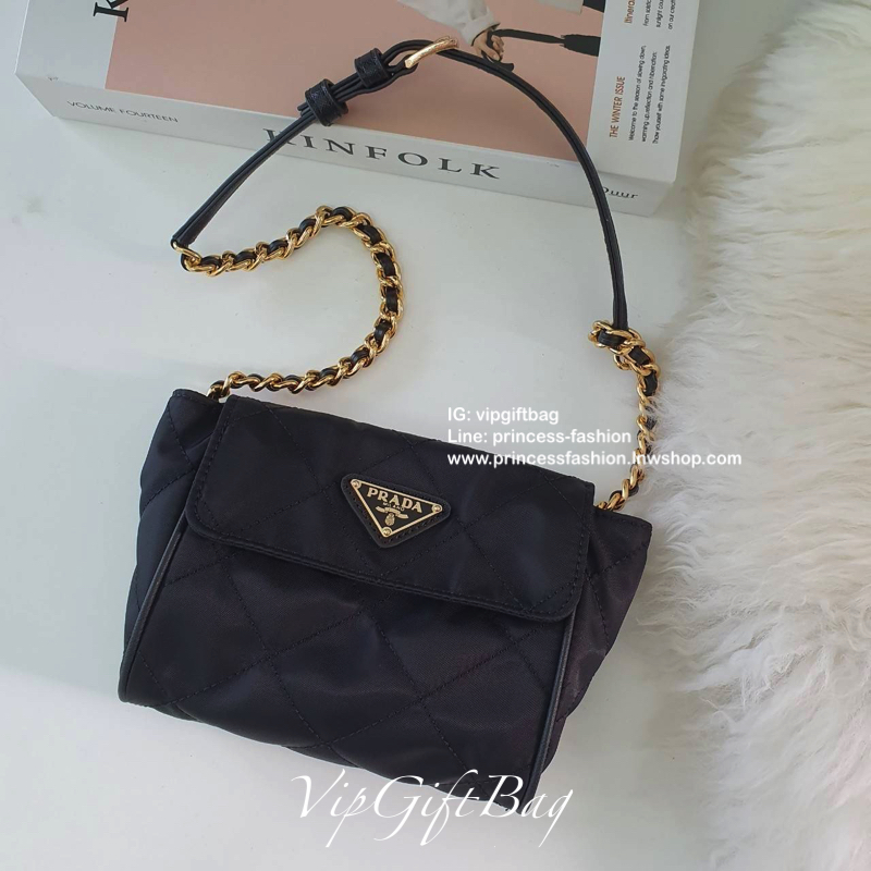 NEW ARRIVAL 2019 !!! ส่งตรงจากเคาเตอร์ต่างประเทศ นานๆจะมาทีคะ ขนาดกะทัดรัด กับแบรนด์ Prada เก๋ ไม่ซ้ำใครแน่นอนคะรุ่นนี้ เปิดปิดด้วยกระดุมแม่เหล็ก ภายในบุผ้าแบรนด์ และ มีป้ายโลหะแบรนด์ อะไหล่ทองทั้งใบ สามารถใส่Iphone11+ ได้ งานน่ารัก ราคาดี้ดีแบบนี้ มีมาไม