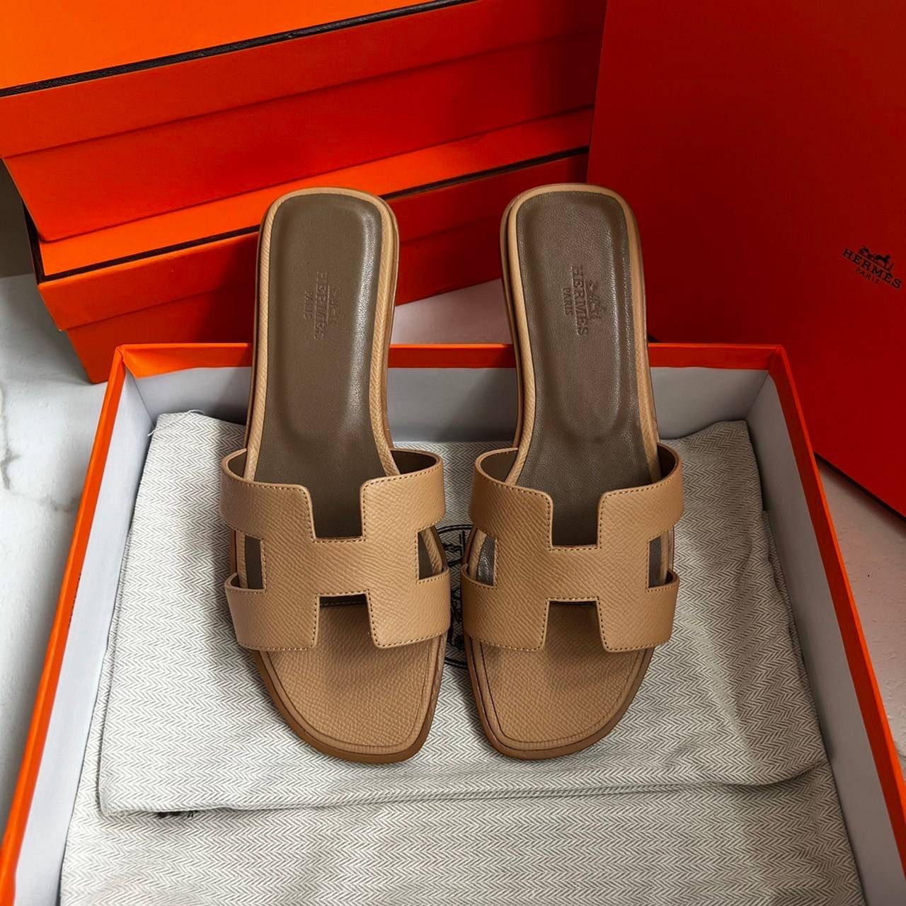 หนังแท้ Hermes sandal Epsom leather รองเท้าแตะงานสั่งตัตใช้สลับแท้ เกรดออริจินอล 1:1 เกรดเหมือนสุด มี series code ทุกคู่ พื้นรองเท้าทำจากไม้รองด้วยหนังแท้ 100% งานตัดเย็บปราณีตละเอียด ใส่สบาย ไม่ลื่น ใช้ทนนาน เกรดนี้คุ้มมาก ไม่ผิดหวังค่ะ ภาพสินค้าถ่ายจากง