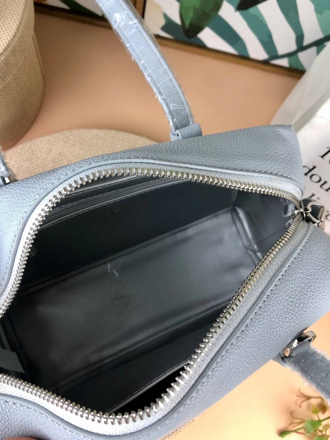 Charles & Keith Bowling Bag กระเป๋าถือ/สะพายทรงโบว์ลิ่ง จุของดีมากๆ วัสดุหนังลายลิ้นจี่ ปั๊มโลโก้แบรนด์ด้านหน้า มีหมุดรองฐานกระเป๋าทั้ง 4 มุม รุ่นนี้จะมีตัวล็อกหูหิ้วกระเป๋าด้วยค่า เปิดปิดแบบซิป ด้านในมีช่องซิปเล็กอีก 1 ช่อง ใส่กระเป๋าเงินใบยาวได้ค่า กับข